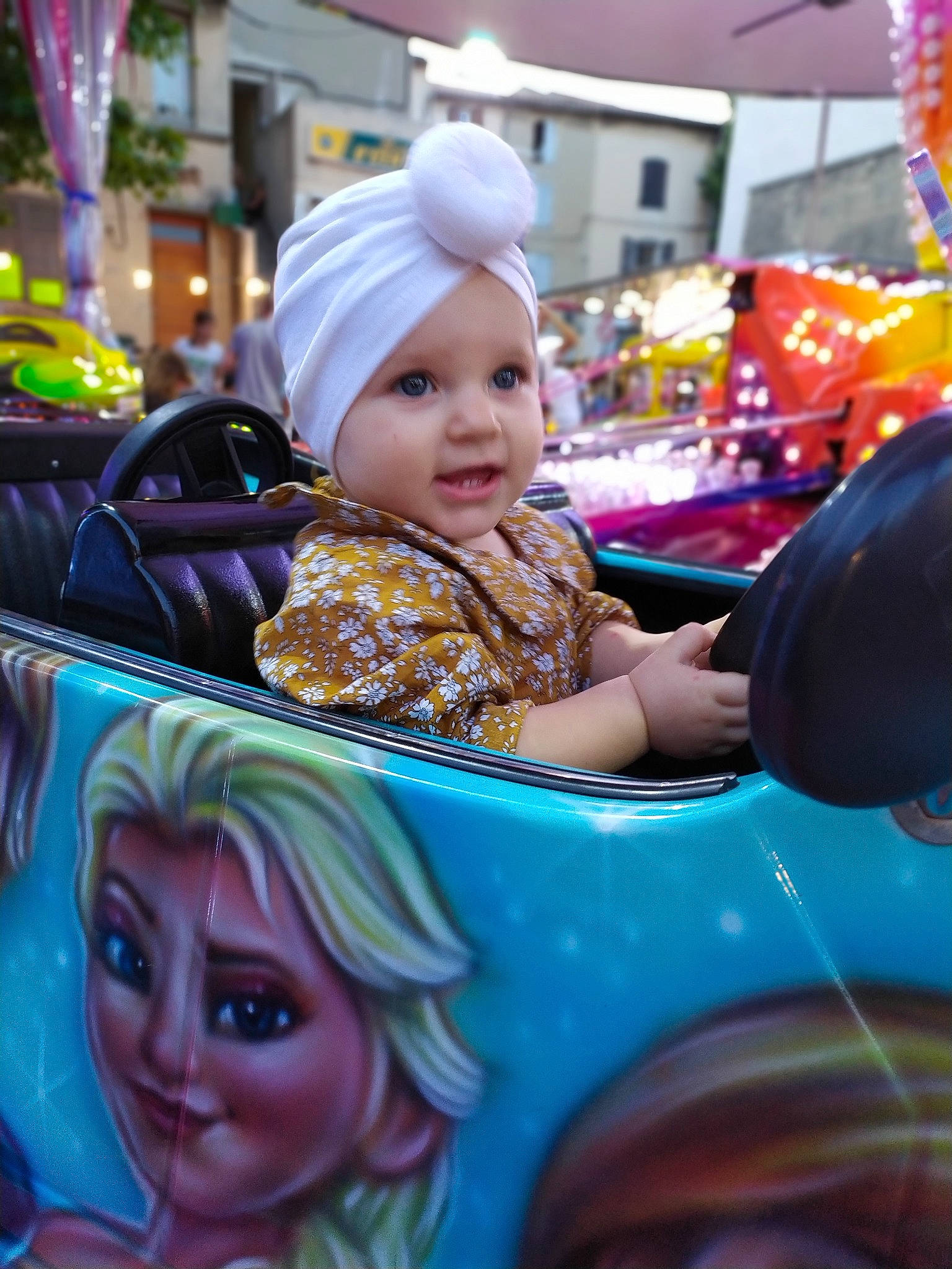 Giulianna participe au concours pour gagner de l'argent avec cette photo : amusement_ride, car, carnival, child, costume, ear, eye, festival, fun, head, headgear, headwear, joy, leisure, person, photography, pink, recreation, smile, toddler