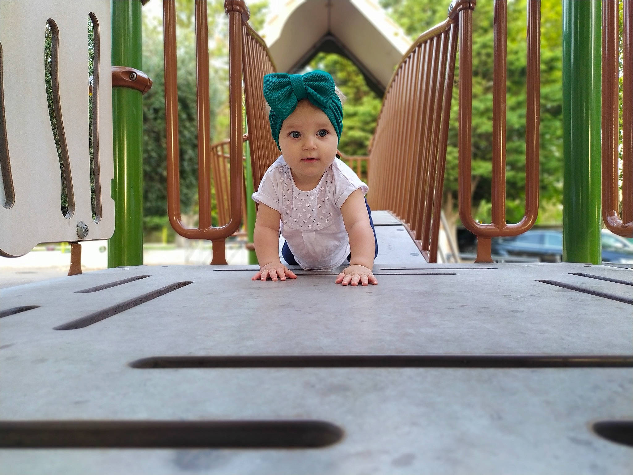 Giulianna participe au concours pour gagner de l'argent avec cette photo : child, floor, leisure, person, play, smile, toddler, vacation