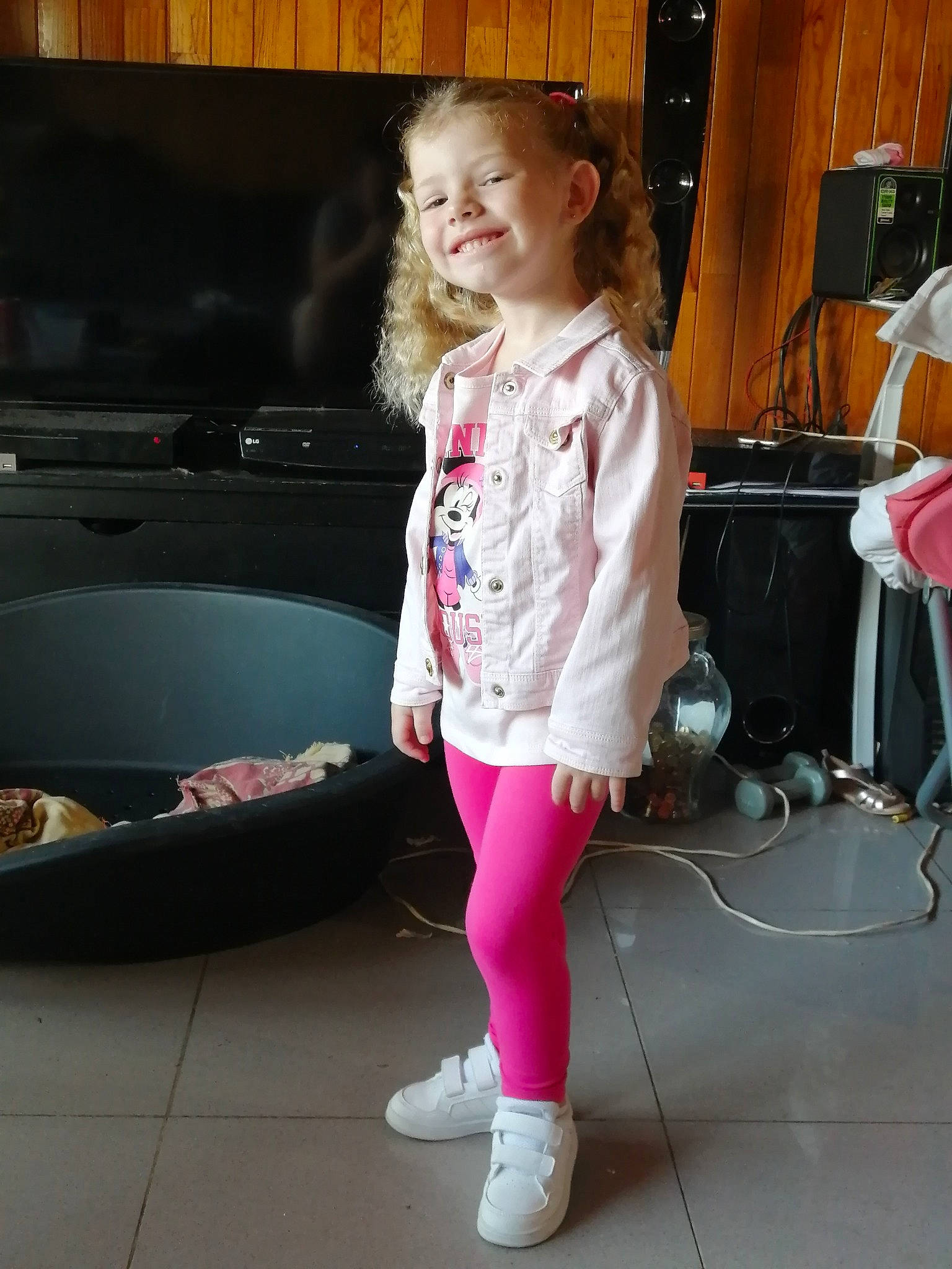 Carla a rejoint le concours — aidez-le/la à gagner de superbes lots ! baby_toddler_clothing, blond, boot, child, fashion_design, flooring, fun, fur, human_leg, joy, knee, long_hair, magenta, person, pink, sitting, sleeve, sneakers, sock, street_fashion