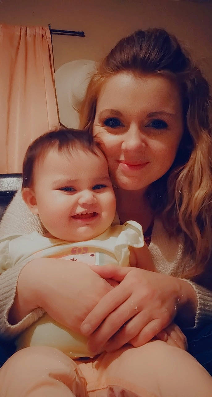 Mia Marie is registered to the contest to win money with this photo: arm, cheek, chin, eye, eyebrow, face, gesture, hair, hand, happy, head, human_body, iris, joy, lip, mouth, nose, people_in_nature, person, shoulder