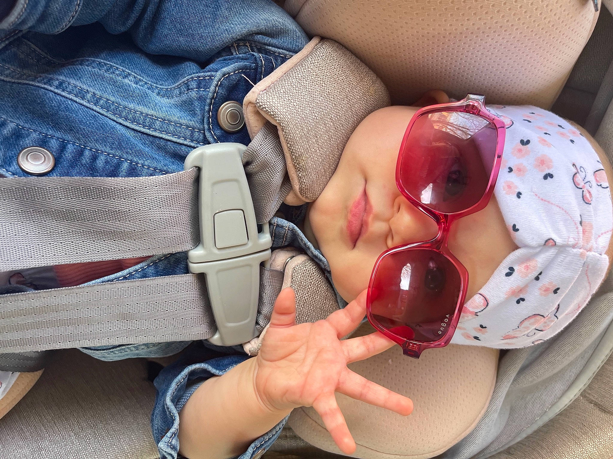 Kitana is registered to the contest to win money with this photo: baby, chest, comfort, cool, eyewear, finger, glasses, goggles, hand, headgear, headwear, joint, leg, lip, mouth, nail, person, personal_protective_equipment, sunglasses, thigh