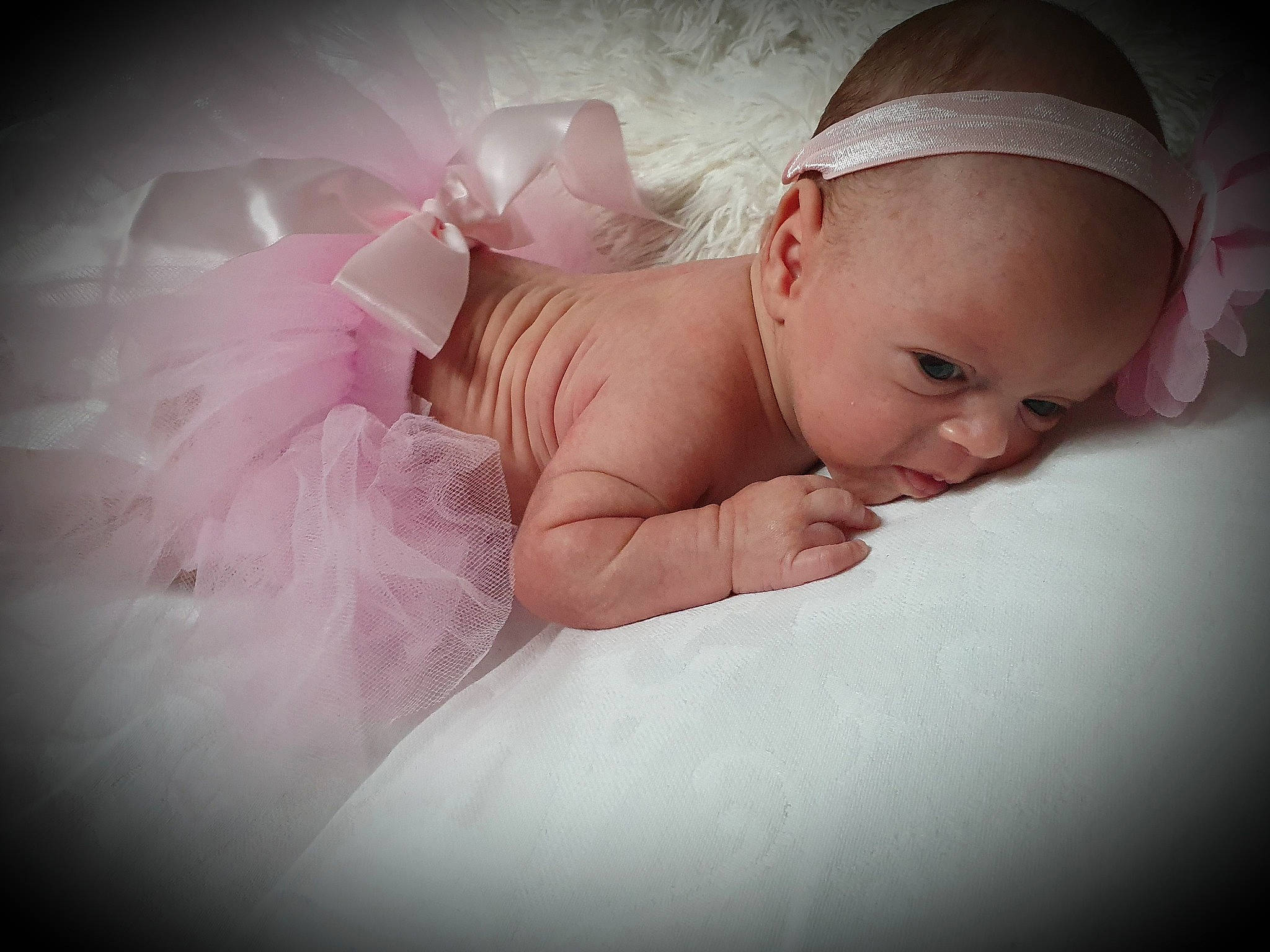 Tahys participe au concours pour gagner de l'argent avec cette photo : baby, baby_products, baby_sleeping, cheek, child, eye, face, hair_accessory, hand, head, headband, headgear, headpiece, lip, mouth, person, photography, pink, product, skin