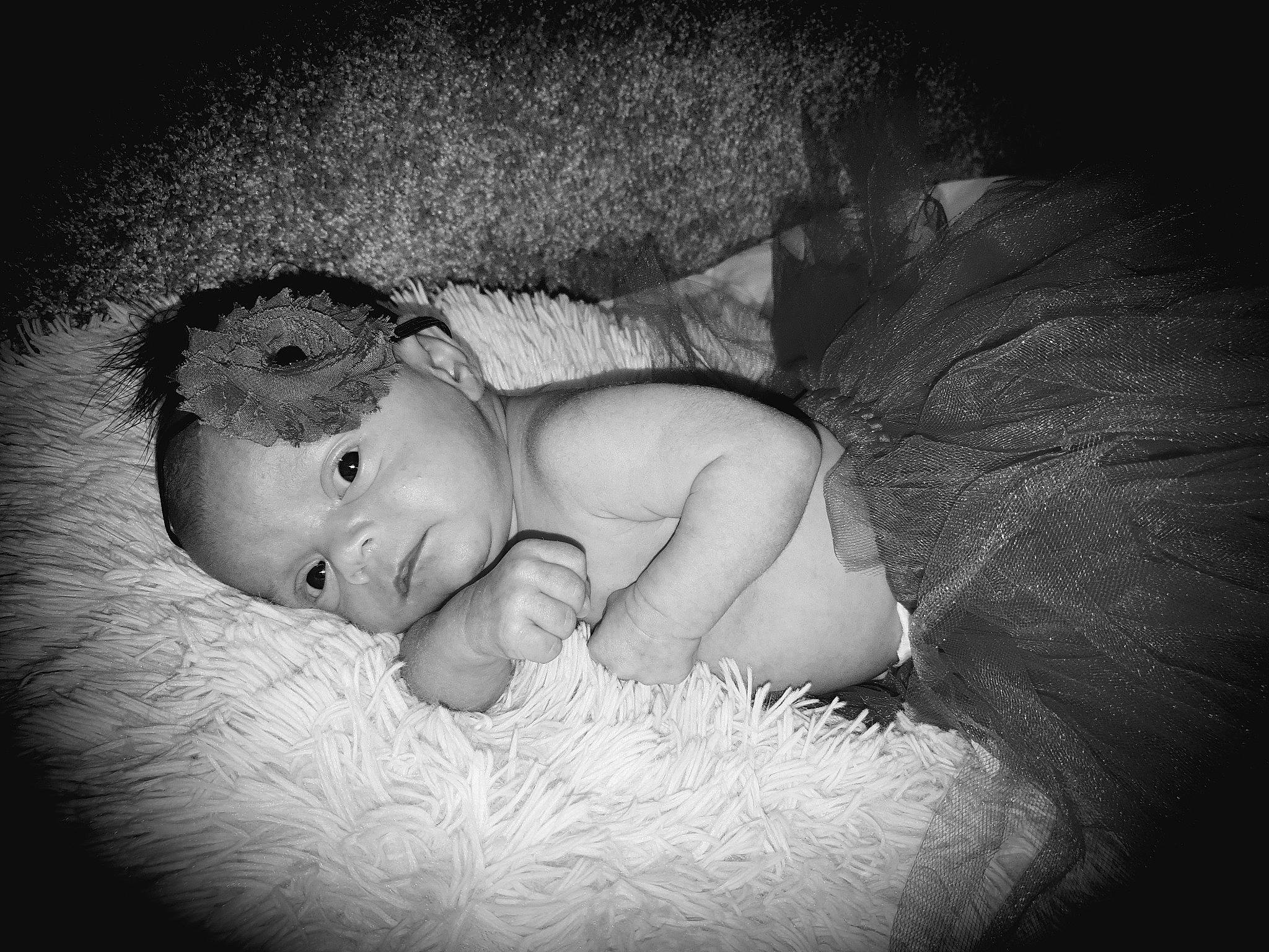 Tahys a rejoint le concours — aidez-le/la à gagner de superbes lots ! arm, baby, black_and_white, child, eye, flash_photography, monochrome, monochrome_photography, muscle, person, photograph, photography, portrait, portrait_photography, stock_photography