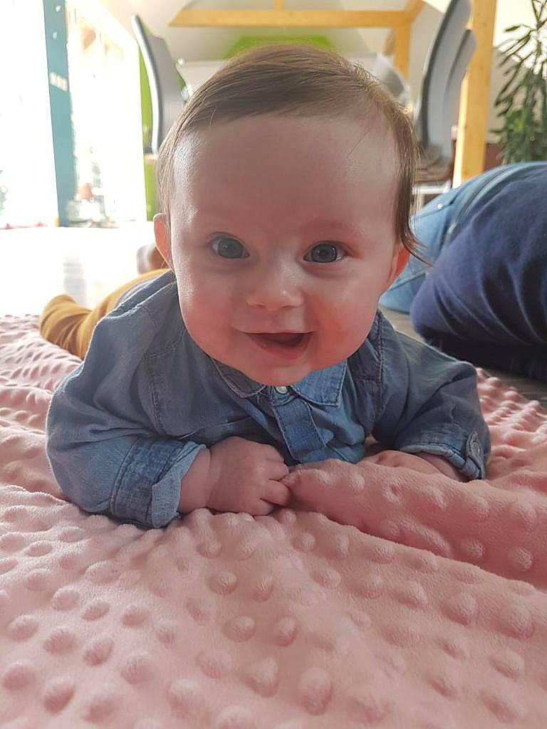 Malou a rejoint le concours — aidez-le/la à gagner de superbes lots ! baby, cheek, child, ear, eye, face, finger, forehead, head, lip, mouth, nose, person, play, sitting, skin, smile, toddler, tummy_time