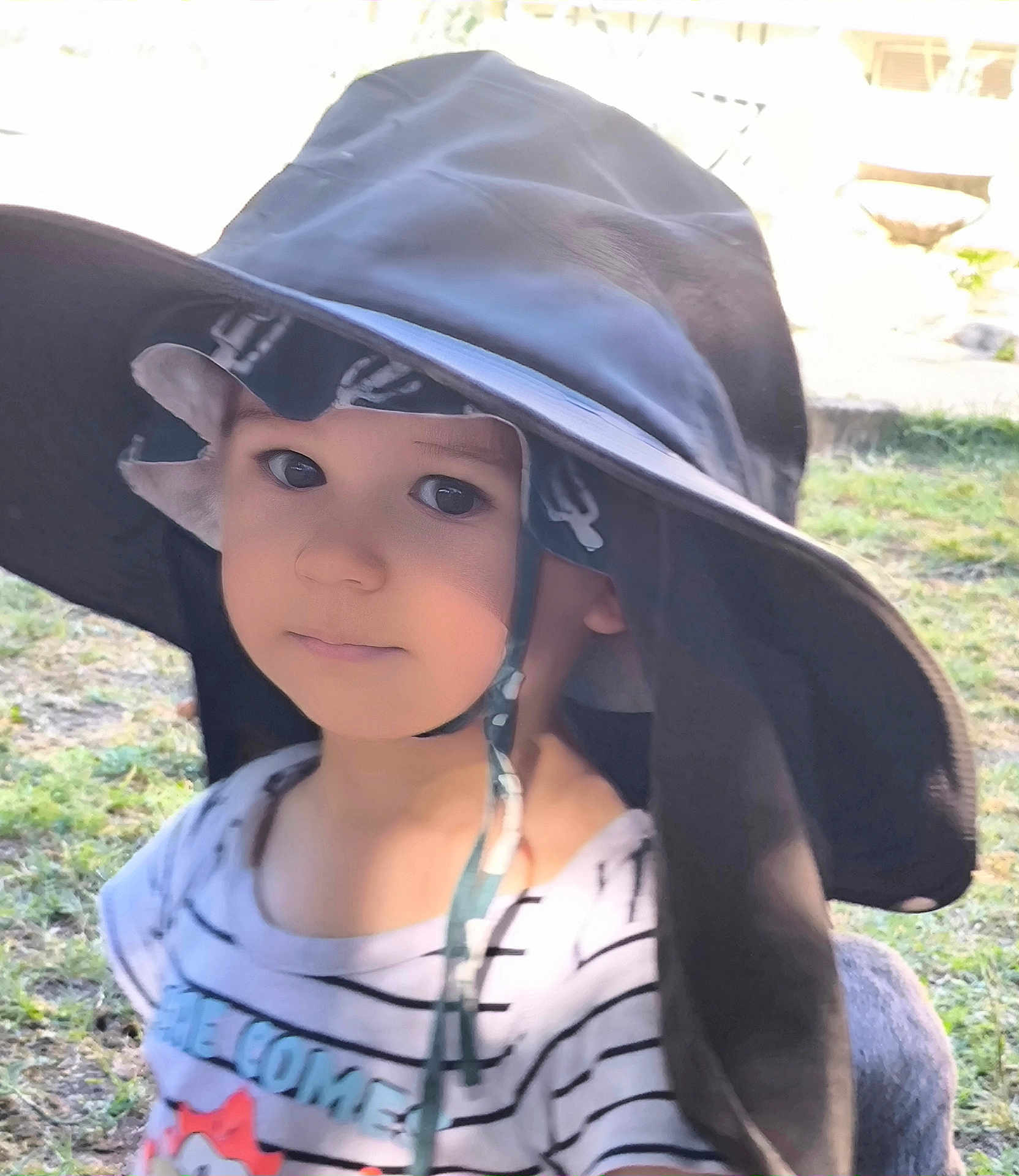 Heimdall participe au concours pour gagner de l'argent avec cette photo : casual, child, clothing, curious, daylight, expression, face, garden, grass, hat, headwear, nature, outdoor, person, portrait, striped_shirt, summer, sunlight, toddler, young_child