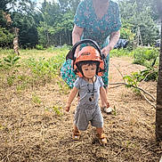 Heimdall a rejoint le concours — aidez-le/la à gagner de superbes lots ! adult, child, clothing, daylight, footwear, garden, grass, greenery, head, headphones, helmet, nature, outdoor, person, safety_gear, summer, supervision, toddler, woman, young_child