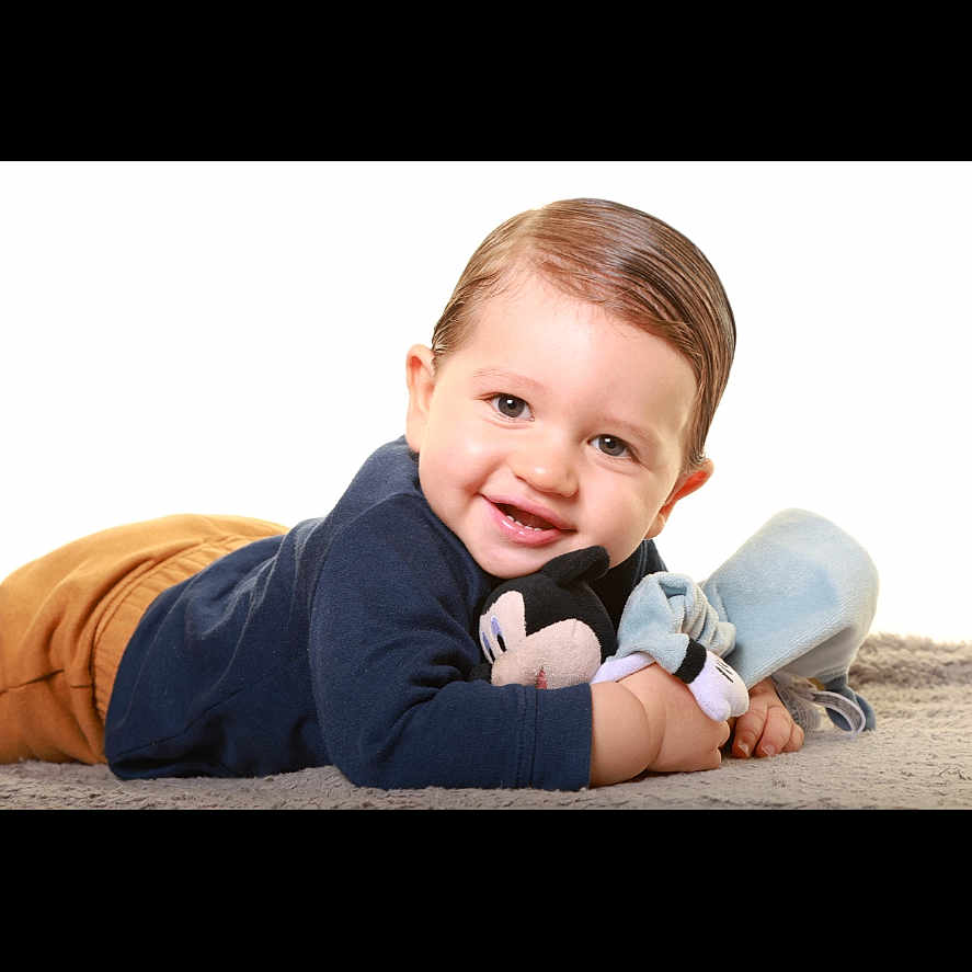 Vychenzo participe au concours pour gagner de l'argent avec cette photo : baby, bodypart, bottle, clothing, couch, face, finger, furniture, glove, hand, happy, head, newborn, pants, person, photography, portrait, sitting, smile, toy