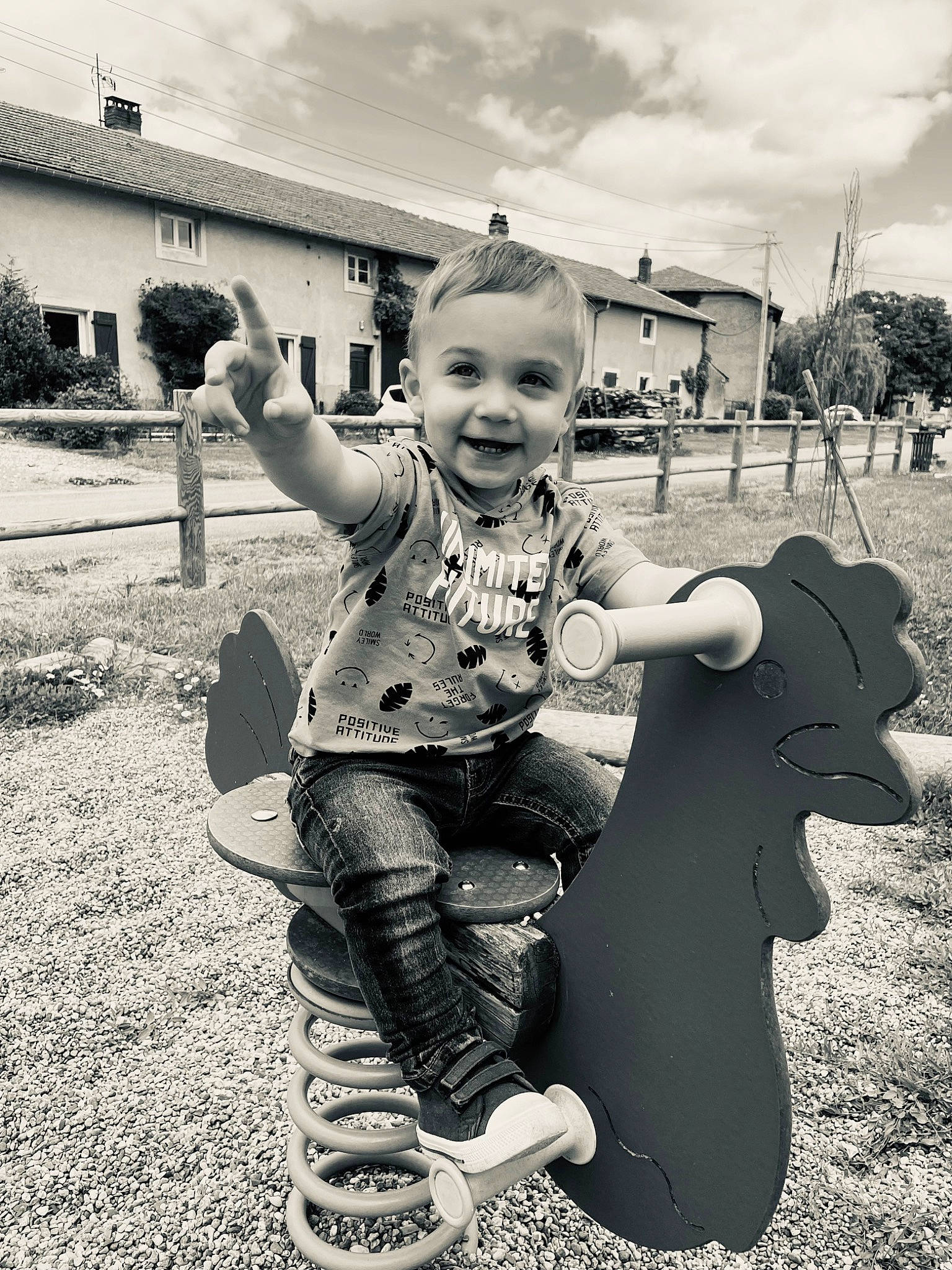 Lyam a rejoint le concours — aidez-le/la à gagner de superbes lots ! black_and_white, cloud, flash_photography, fun, gesture, hand, happy, human, jeans, joy, leg, people_in_nature, person, plant, sky, smile, sneakers, standing, style, toddler