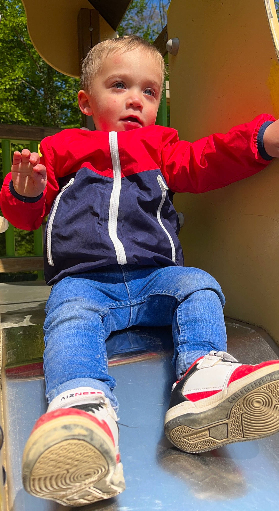 Lyam participe au concours pour gagner de l'argent avec cette photo : baby_toddler_clothing, blue, electric_blue, fun, green, hand, happy, jeans, joint, leg, leisure, people, person, photograph, red, shoe, sleeve, sneakers, toddler, white