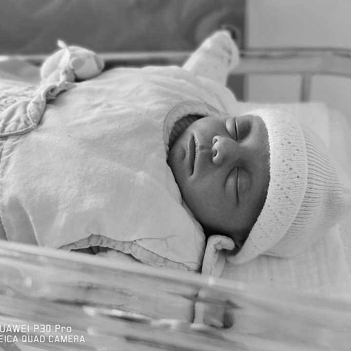Iliana participe au concours pour gagner de l'argent avec cette photo : baby, bedtime, birth, black_and_white, child, childbirth, forehead, head, monochrome, nap, photography, room, sleep