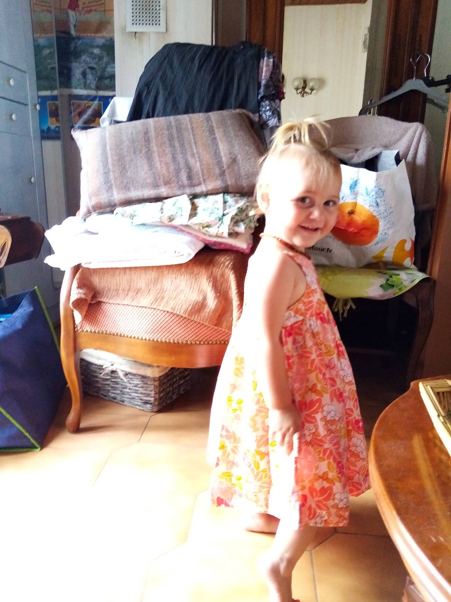 Maïlys participe au concours pour gagner de l'argent avec cette photo : baby, baby_toddler_clothing, child, comfort, couch, drawer, dress, floor, flooring, happy, human_leg, joy, linens, person, product, shoulder, sitting, smile, textile, thigh