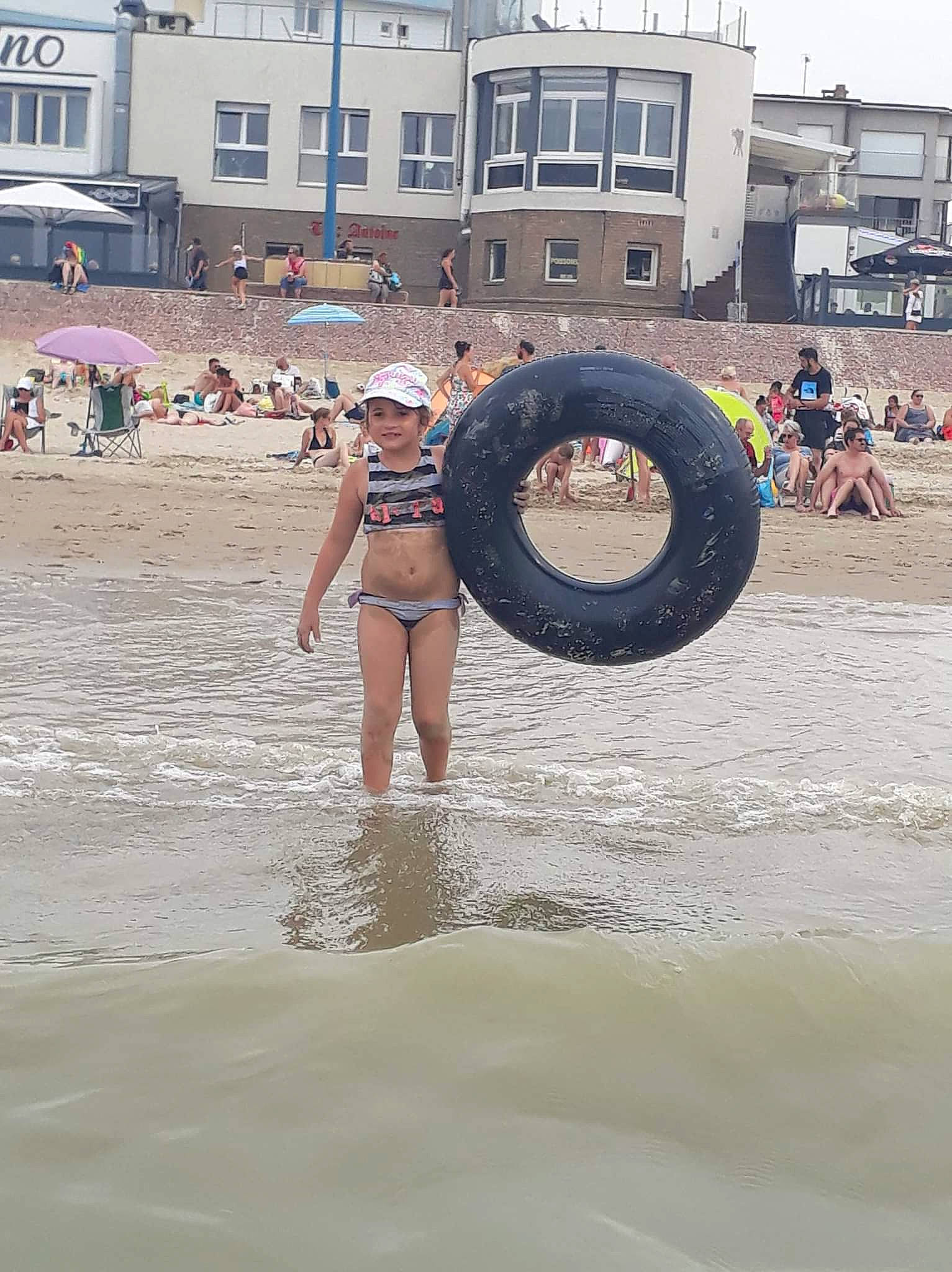 Kolyne participe au concours pour gagner de l'argent avec cette photo : automotive_tire, beach, body_of_water, coast, fun, headwear, job, joy, leisure, people_on_beach, person, personal_protective_equipment, recreation, sand, shorts, sky, swimwear, tire, tourism, travel
