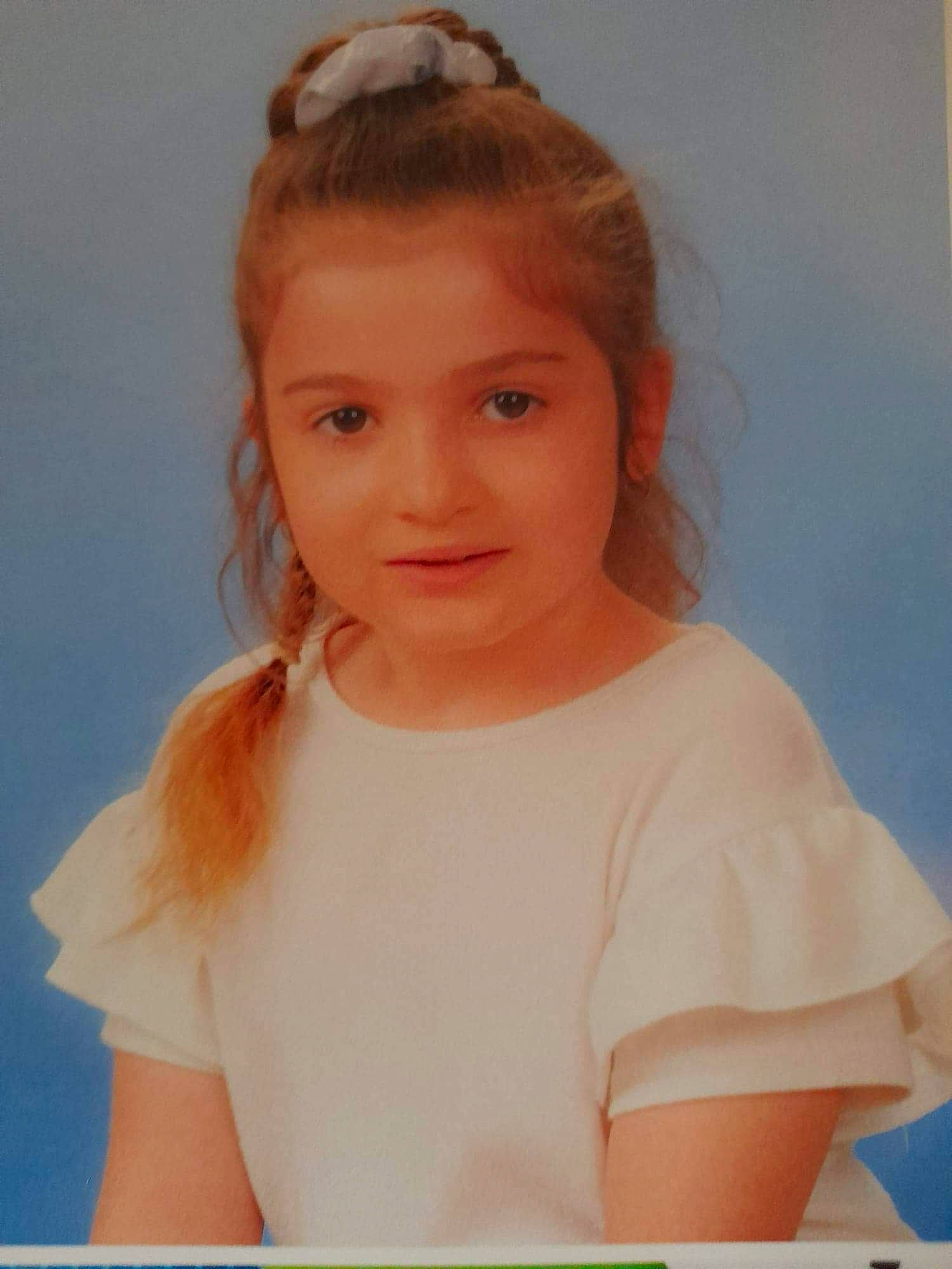 Kolyne participe au concours pour gagner de l'argent avec cette photo : art, cheek, chest, child, ear, eyebrow, eyelash, flash_photography, forehead, fun, gesture, happy, headpiece, iris, jaw, jewellery, lip, neck, person, smile