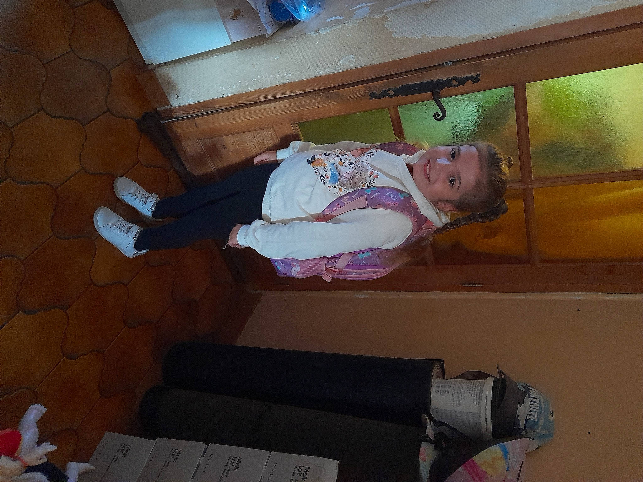 Kolyne a rejoint le concours — aidez-le/la à gagner de superbes lots ! baby, ceiling, comfort, flooring, fun, hardwood, joy, machine, outdoor_shoe, person, room, space, toddler, walking_shoe, wood