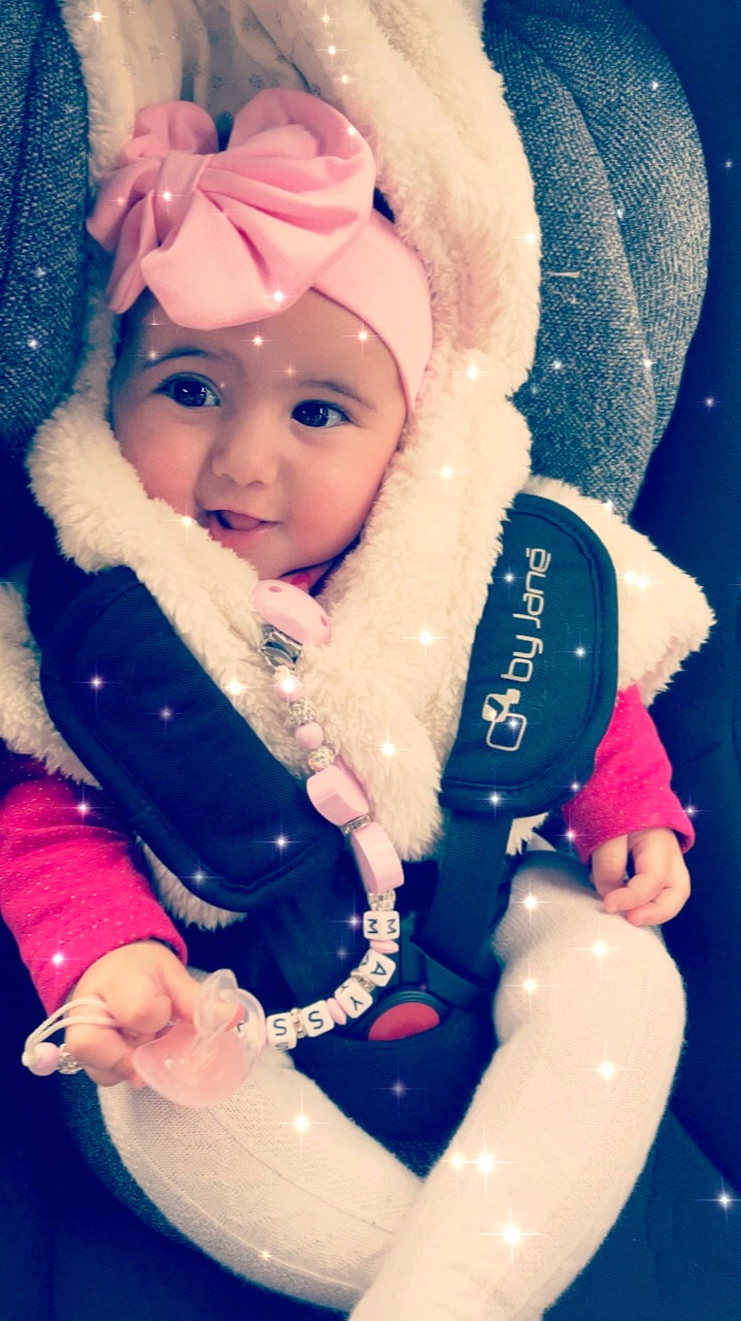 Mayssa a rejoint le concours — aidez-le/la à gagner de superbes lots ! blue, child, costume, fun, girl, hair_accessory, happiness, headgear, headwear, infant, person, pink, product, skin, smile, toddler