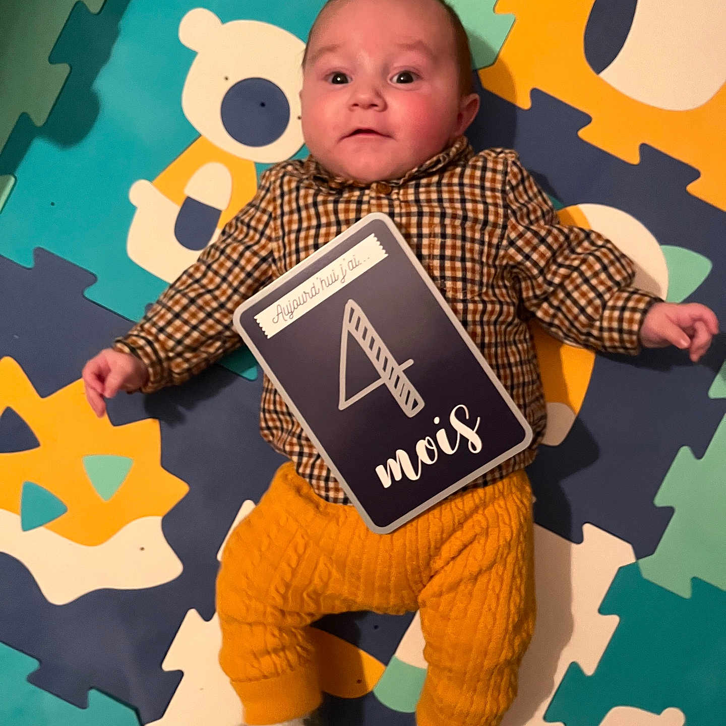 Gabriel a rejoint le concours — aidez-le/la à gagner de superbes lots ! advertisement, baby, bodypart, clothing, face, finger, footwear, hand, head, homedecor, newborn, pants, person, photography, portrait, poster, shirt, shorts, t_shirt, text