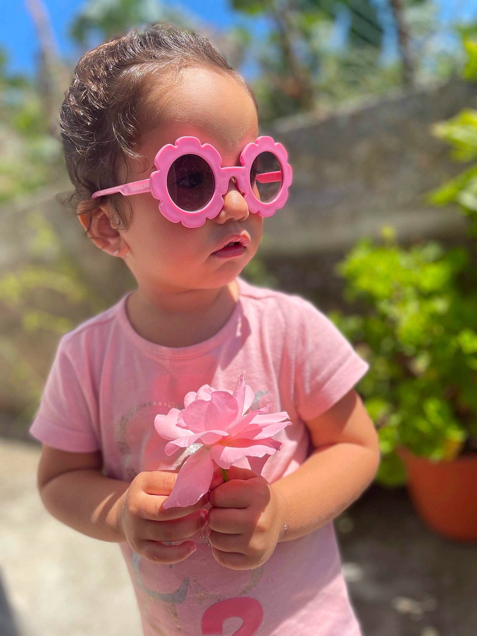 Nikol a rejoint le concours — aidez-le/la à gagner de superbes lots ! baby_toddler_clothing, clothing, dress, eyewear, face, flowerpot, glasses, goggles, grass, happy, head, houseplant, lip, person, pink, plant, skin, sleeve, sunglasses, toddler