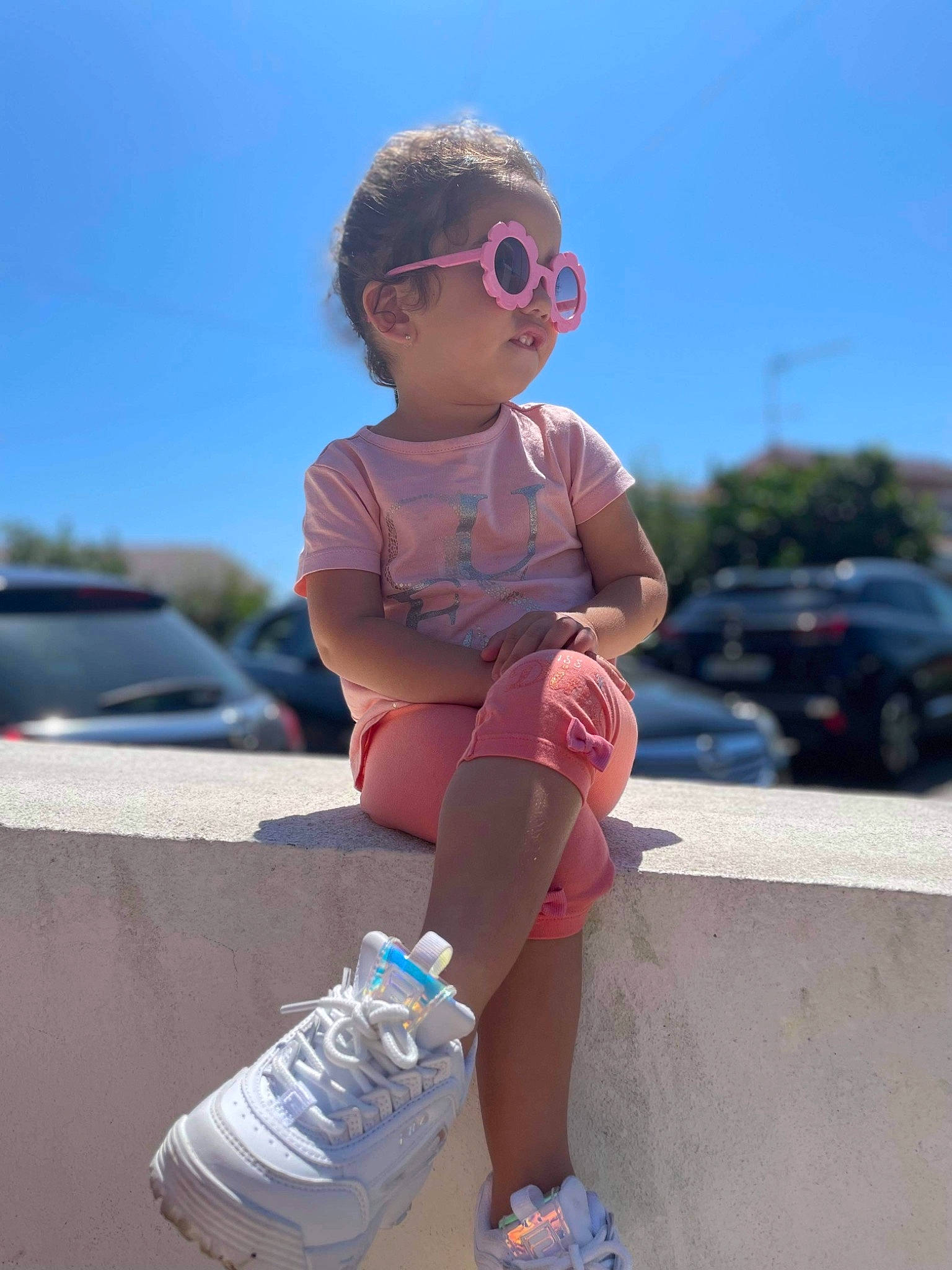 Nikol a rejoint le concours — aidez-le/la à gagner de superbes lots ! eyewear, finger, glasses, goggles, happy, joint, knee, leisure, person, plastic_bottle, shorts, skin, sky, summer, sunglasses, thigh, tire, toddler, vision_care, water_bottle