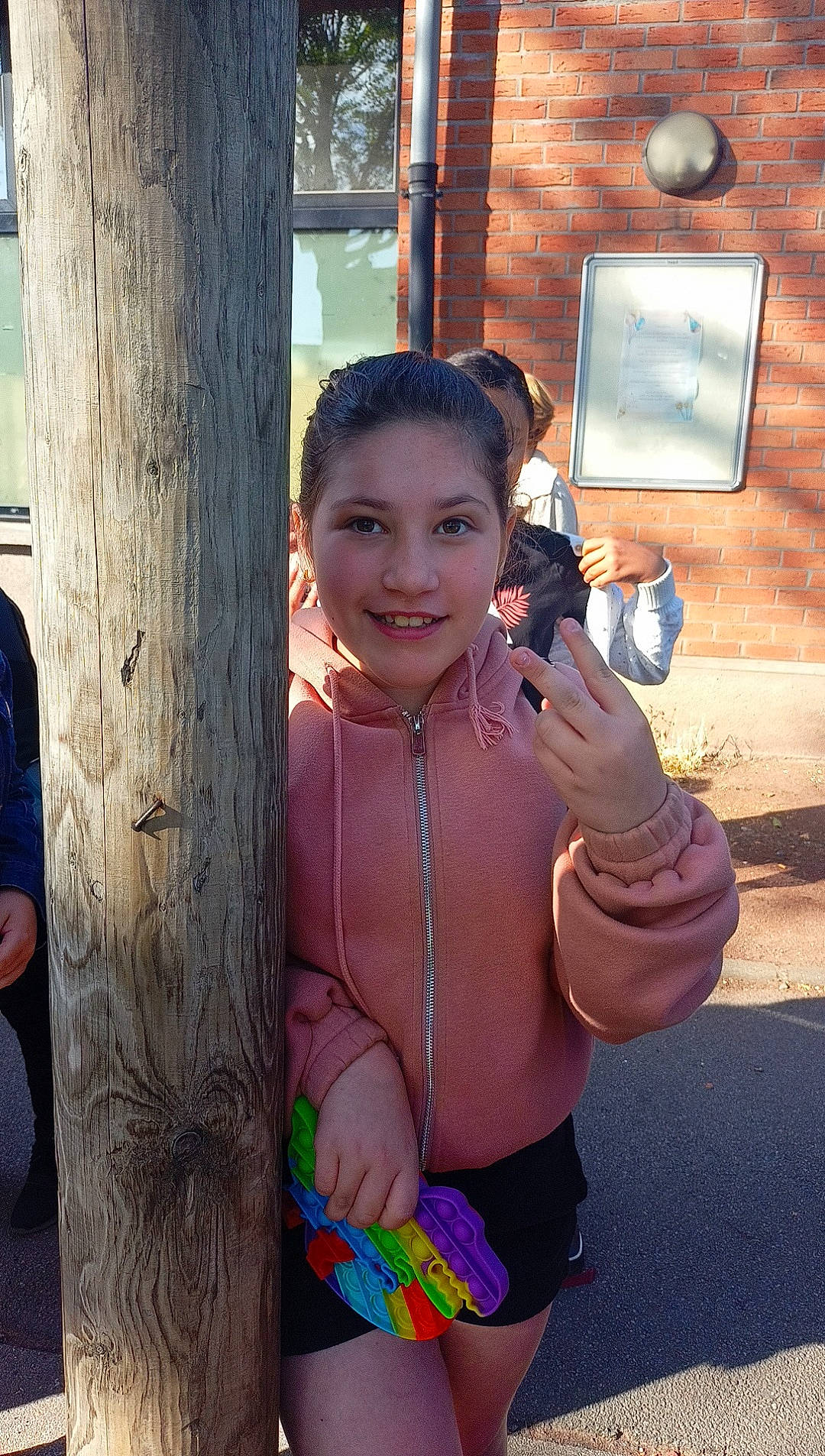 Maïlyne a rejoint le concours — aidez-le/la à gagner de superbes lots ! abdomen, barechested, chest, cool, eyewear, fun, hairstyle, happy, jewellery, joy, leisure, person, recreation, shorts, shoulder, skin, smile, standing, t_shirt, temple