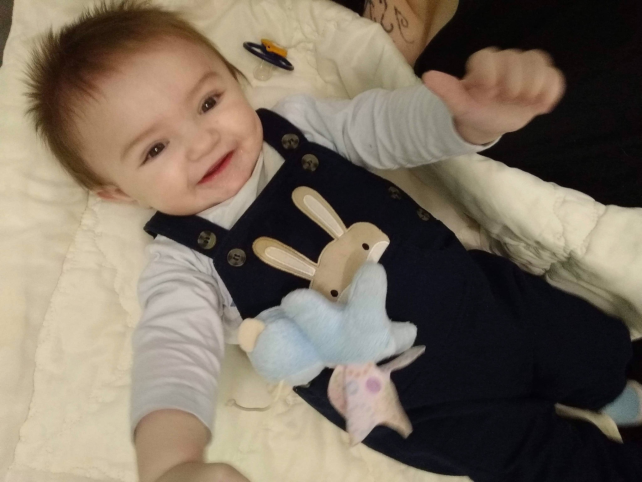 Aiden participe au concours pour gagner de l'argent avec cette photo : arm, baby, baby_toddler_clothing, cheek, child, comfort, eye, face, finger, gesture, hair, happy, head, human_body, joy, nose, person, skin, sleeve, smile
