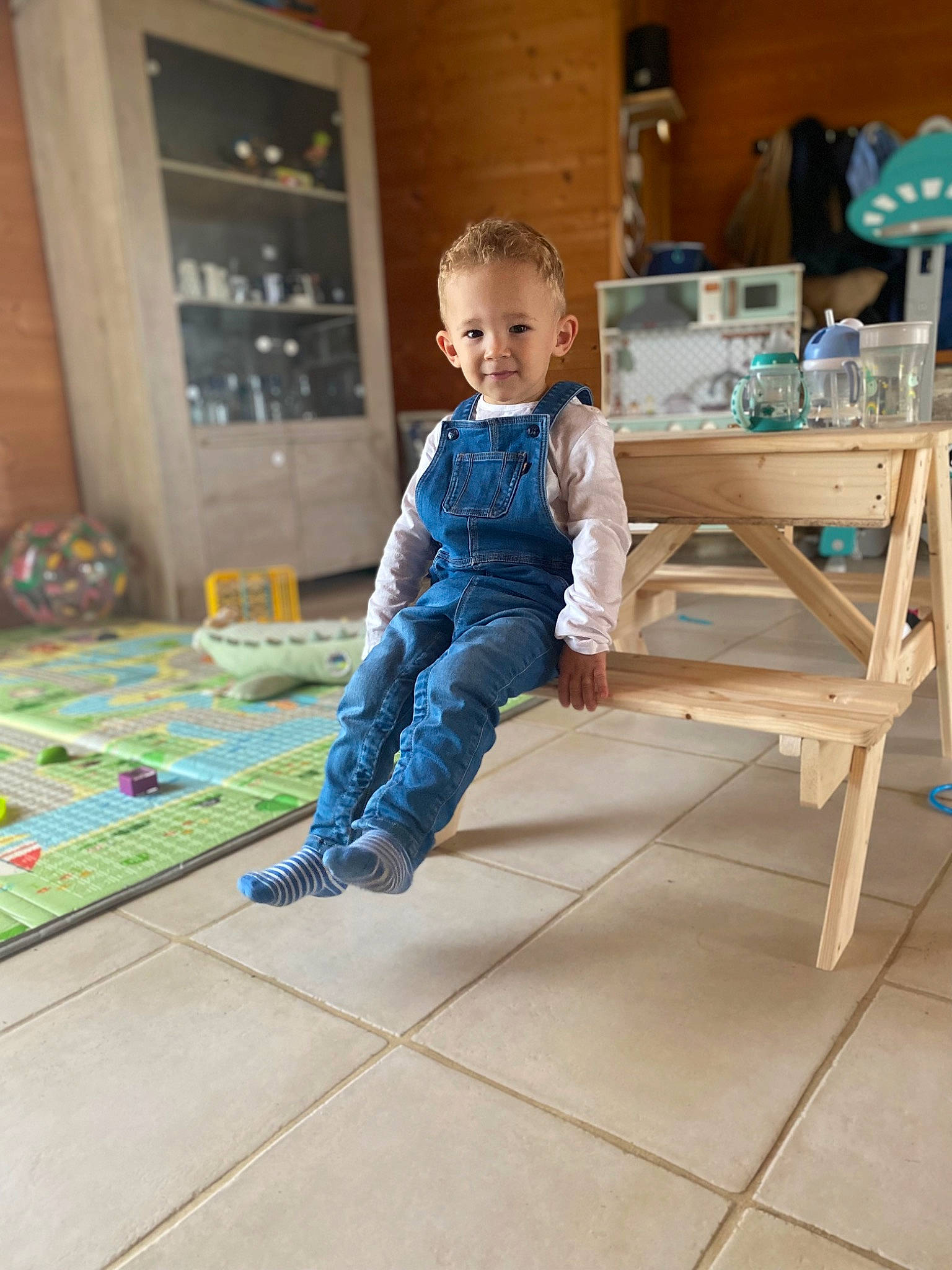 Luiz participe au concours pour gagner de l'argent avec cette photo : baby, baby_toddler_clothing, child, comfort, door, electric_blue, floor, flooring, happy, hardwood, joy, laminate_flooring, leisure, outdoor_furniture, person, sitting, sleeve, table, toddler, wood
