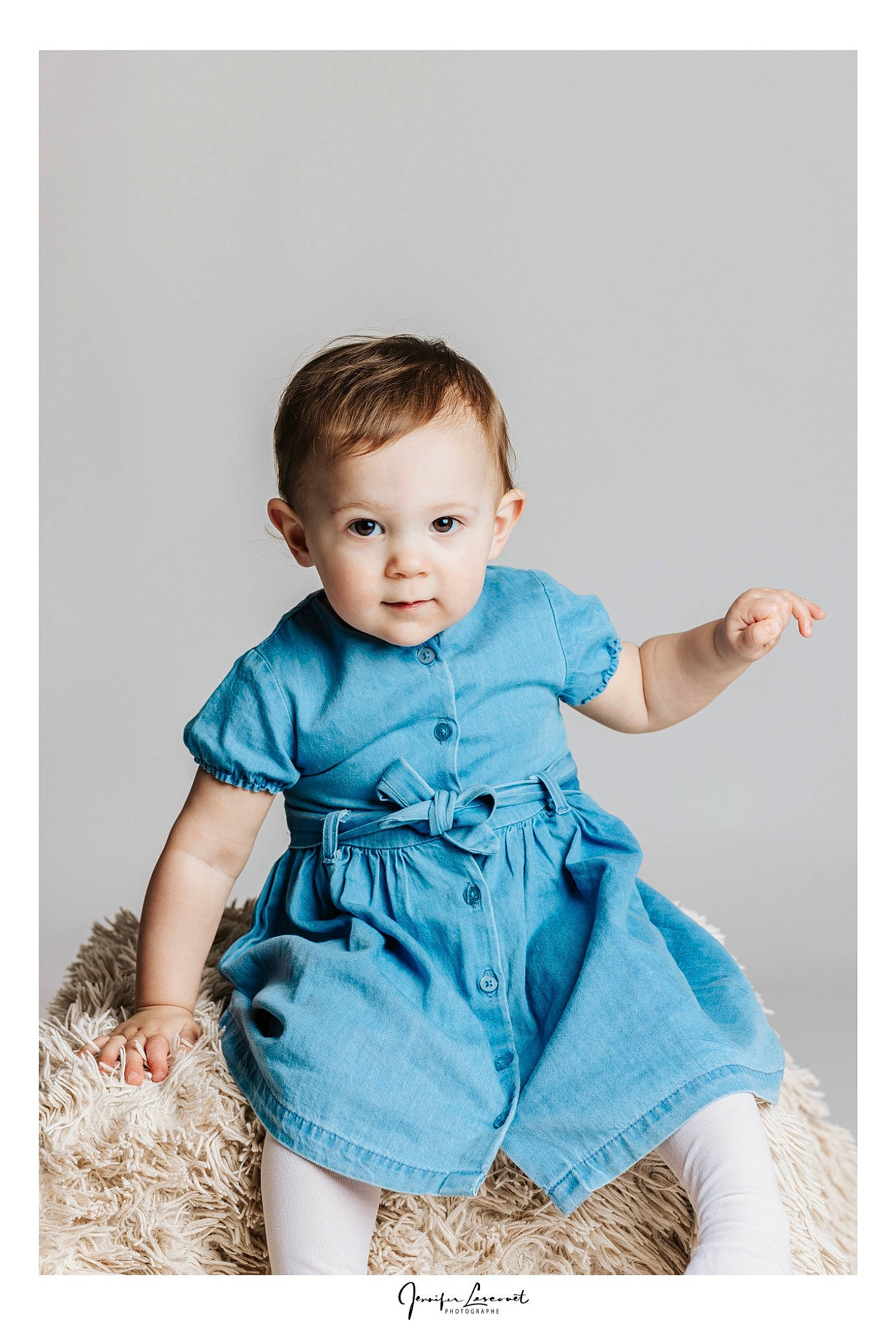 Arya participe au concours pour gagner de l'argent avec cette photo : aqua, azure, baby, baby_toddler_clothing, child, clothing, collar, day_dress, dress_shirt, electric_blue, flash_photography, gesture, happy, pattern, person, portrait_photography, sitting, sleeve, smile, stock_photography