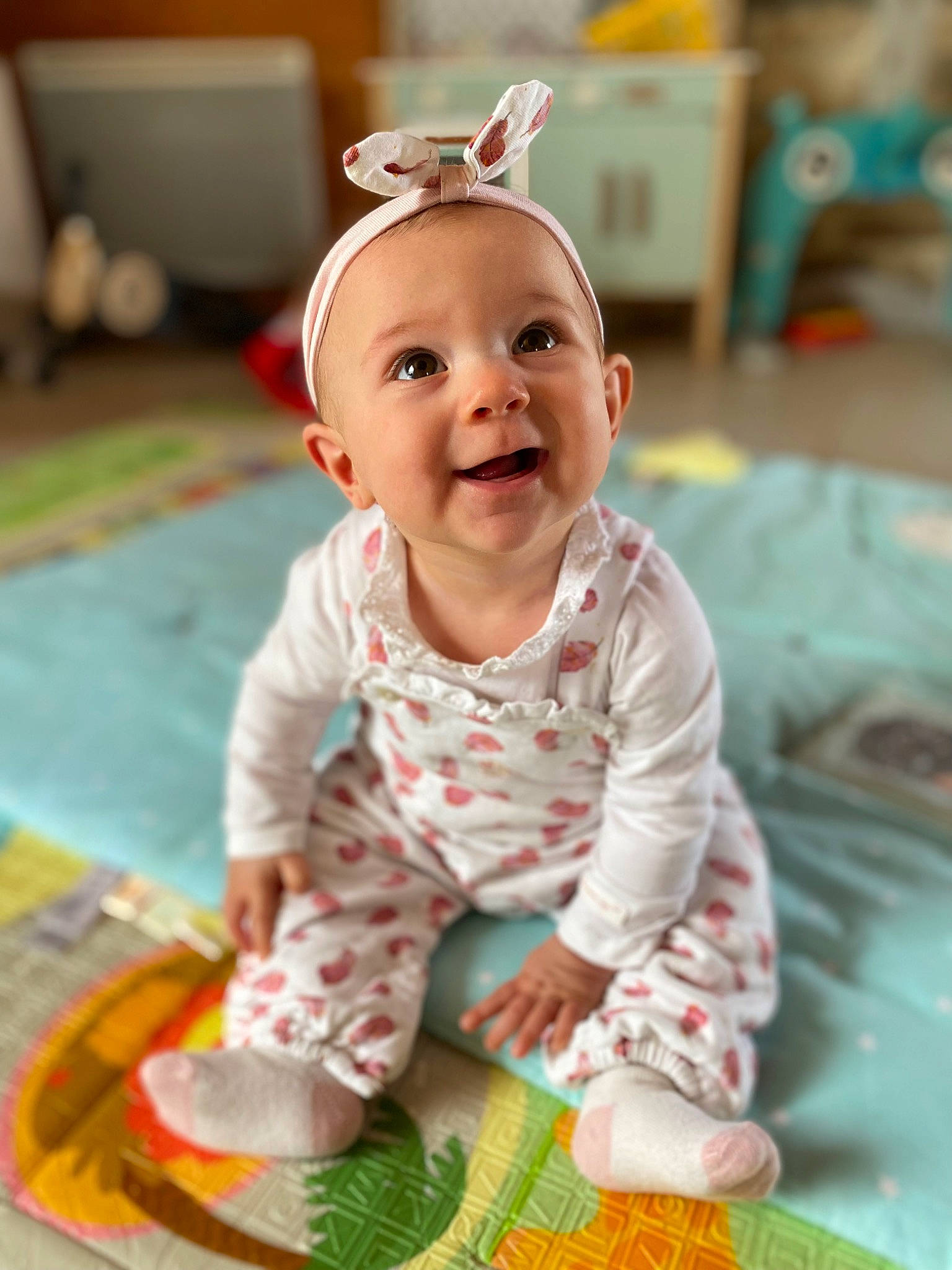 Arya a rejoint le concours — aidez-le/la à gagner de superbes lots ! baby, baby_toddler_clothing, cheek, child, crown, dress, flooring, fun, grass, happy, head, joy, pattern, person, photograph, pink, sitting, skin, sleeve, smile