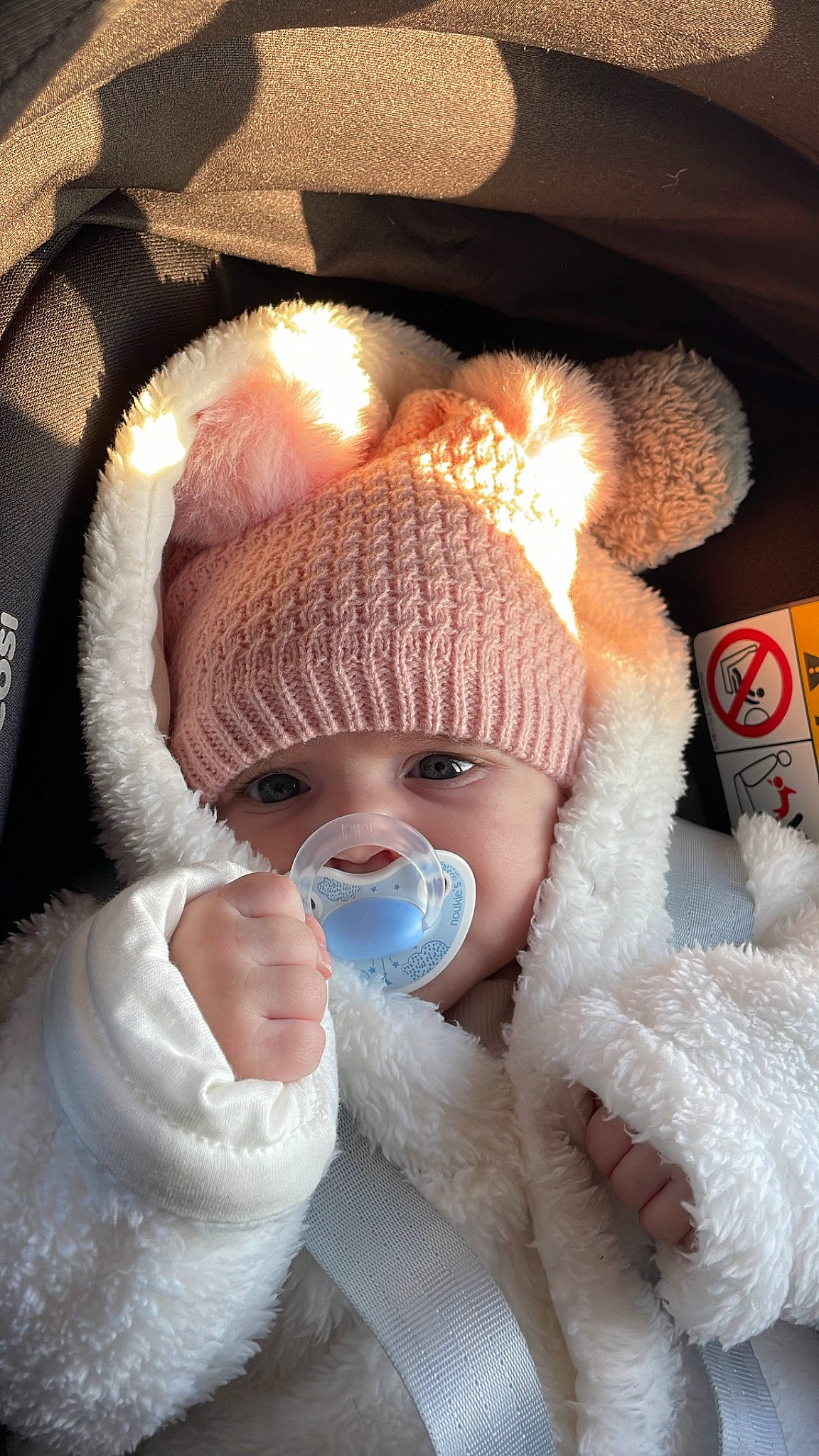 Cloélia a rejoint le concours — aidez-le/la à gagner de superbes lots ! baby, baby_products, baby_sleeping, baby_toddler_clothing, beanie, cap, cheek, child, comfort, fashion_accessory, fur, headgear, headwear, knit_cap, linens, nose, person, skin, toddler, winter