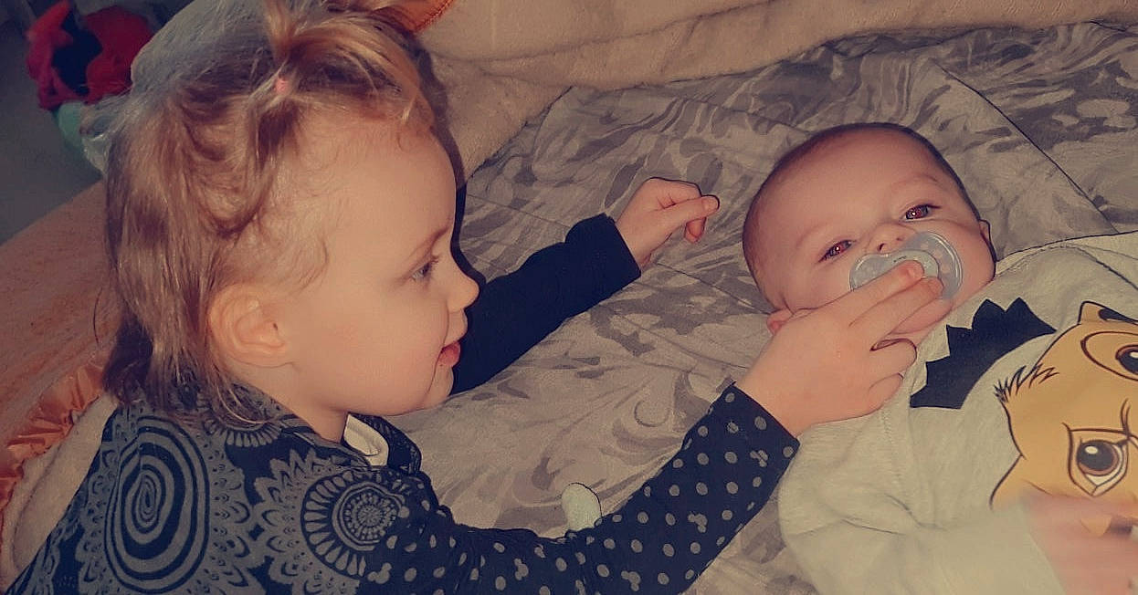 Kaïss a rejoint le concours — aidez-le/la à gagner de superbes lots ! arm, baby, baby_toddler_clothing, cheek, comfort, ear, eye, face, facial_expression, hairstyle, hand, head, iris, lip, mouth, nose, organ, person, skin, sleeve