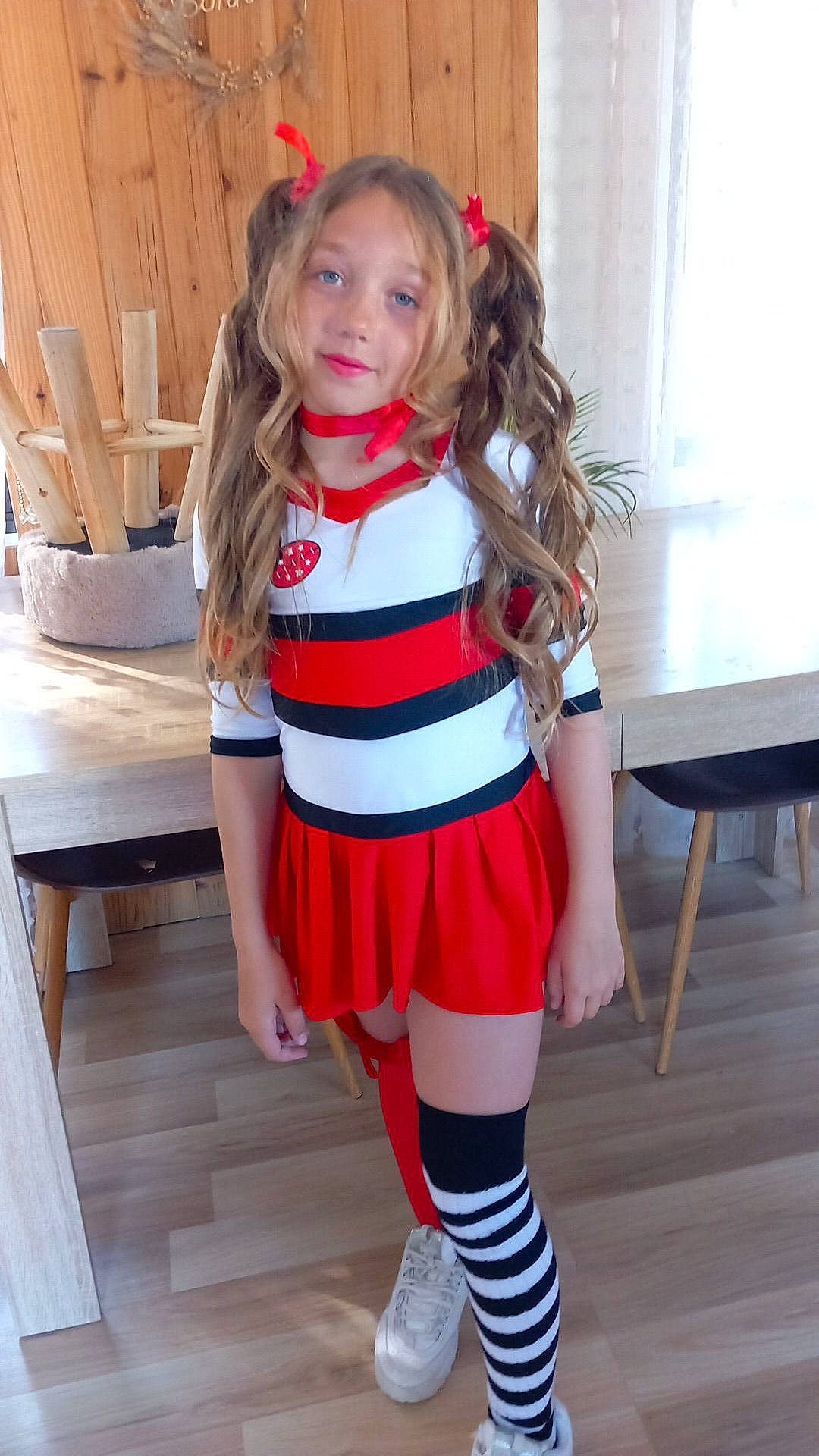 Chelsea participe au concours pour gagner de l'argent avec cette photo : chair, electric_blue, event, face, furniture, head, human_body, human_leg, joy, knee, leg, long_hair, outerwear, pattern, person, sleeve, sock, thigh, toddler, trunk