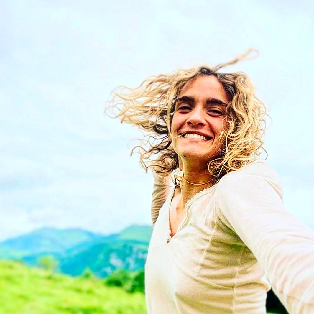 Enza participe au concours pour gagner de l'argent avec cette photo : blond, eyewear, flash_photography, gesture, grass, grassland, green, happy, joy, landscape, leisure, long_hair, neck, people_in_nature, person, plant, sky, smile, summer, surfer_hair
