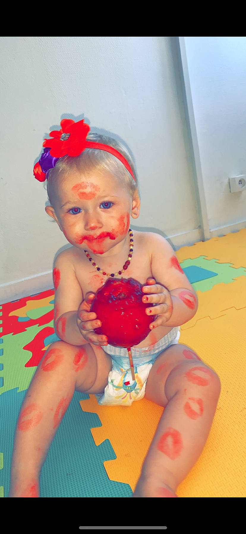 Shaina participe au concours pour gagner de l'argent avec cette photo : abdomen, baby_toddler_clothing, chest, child, electric_blue, flooring, foot, fun, happy, human_leg, orange, party_supply, person, pink, red, room, skin, thigh, toddler, toy