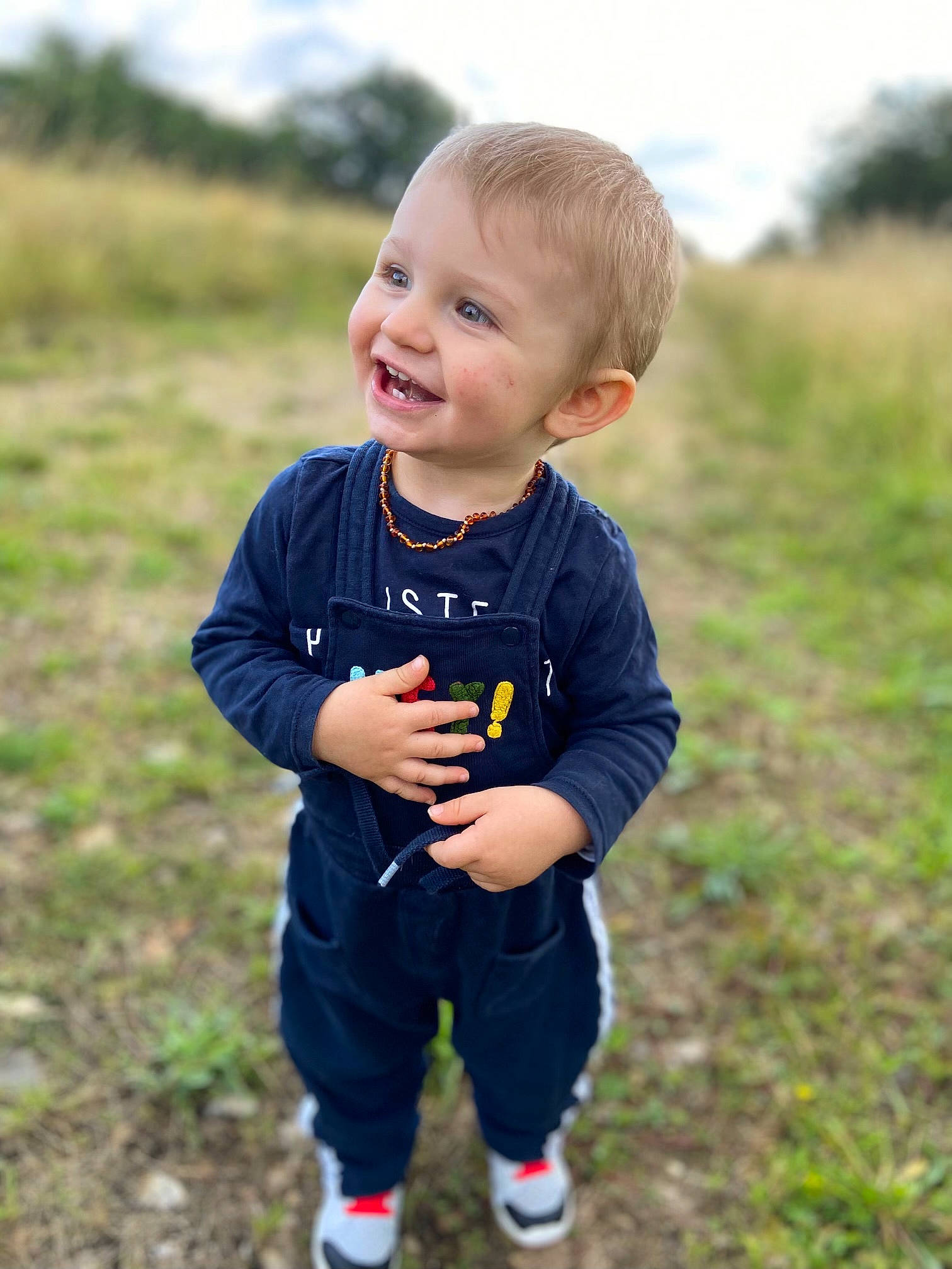 Logann a rejoint le concours — aidez-le/la à gagner de superbes lots ! baby, baby_toddler_clothing, cheek, child, cool, ear, eye, grass_family, grassland, joy, meadow, mouth, people_in_nature, person, play, prairie, shoe, sneakers, standing, sweatpant
