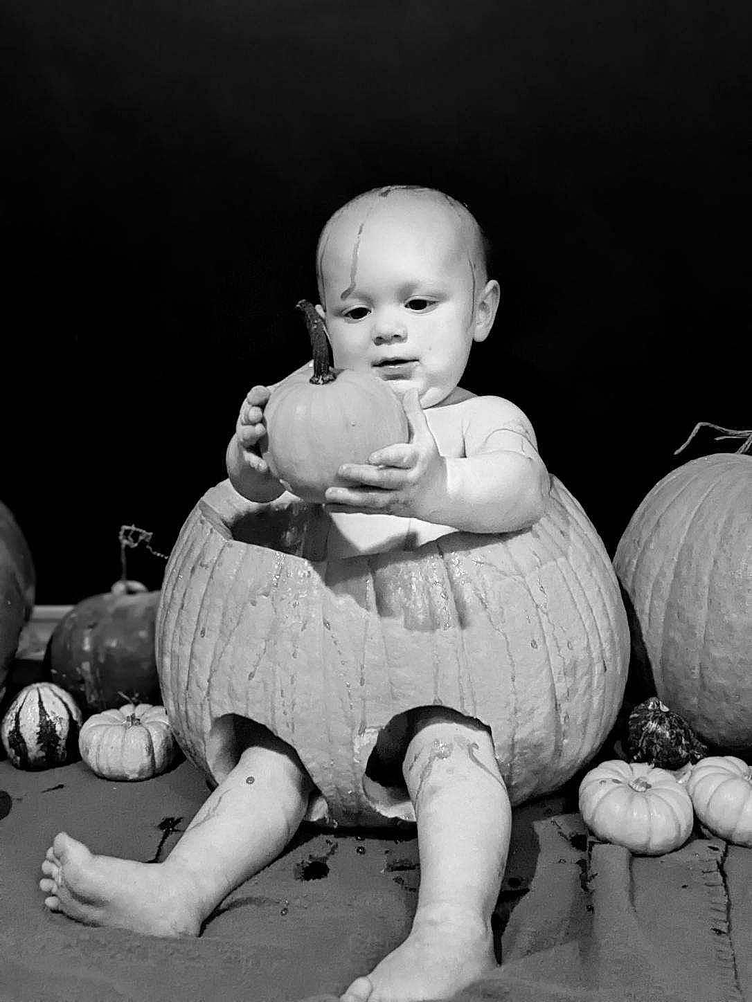 Linkyn is registered to the contest to win money with this photo: baby, black_and_white, cheek, child, comfort, eye, facial_expression, finger, flash_photography, fun, hairstyle, happy, head, human_body, human_leg, knee, monochrome, person, standing, style