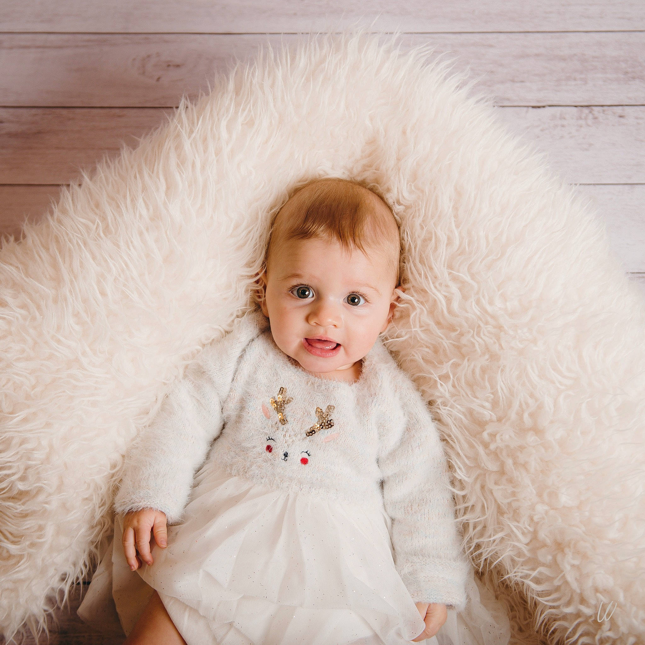 Albane a rejoint le concours — aidez-le/la à gagner de superbes lots ! baby, baby_toddler_clothing, child, comfort, eye, fashion_accessory, flash_photography, fur, fur_clothing, happy, head, headgear, iris, natural_material, outerwear, peach, person, sleeve, smile, toddler
