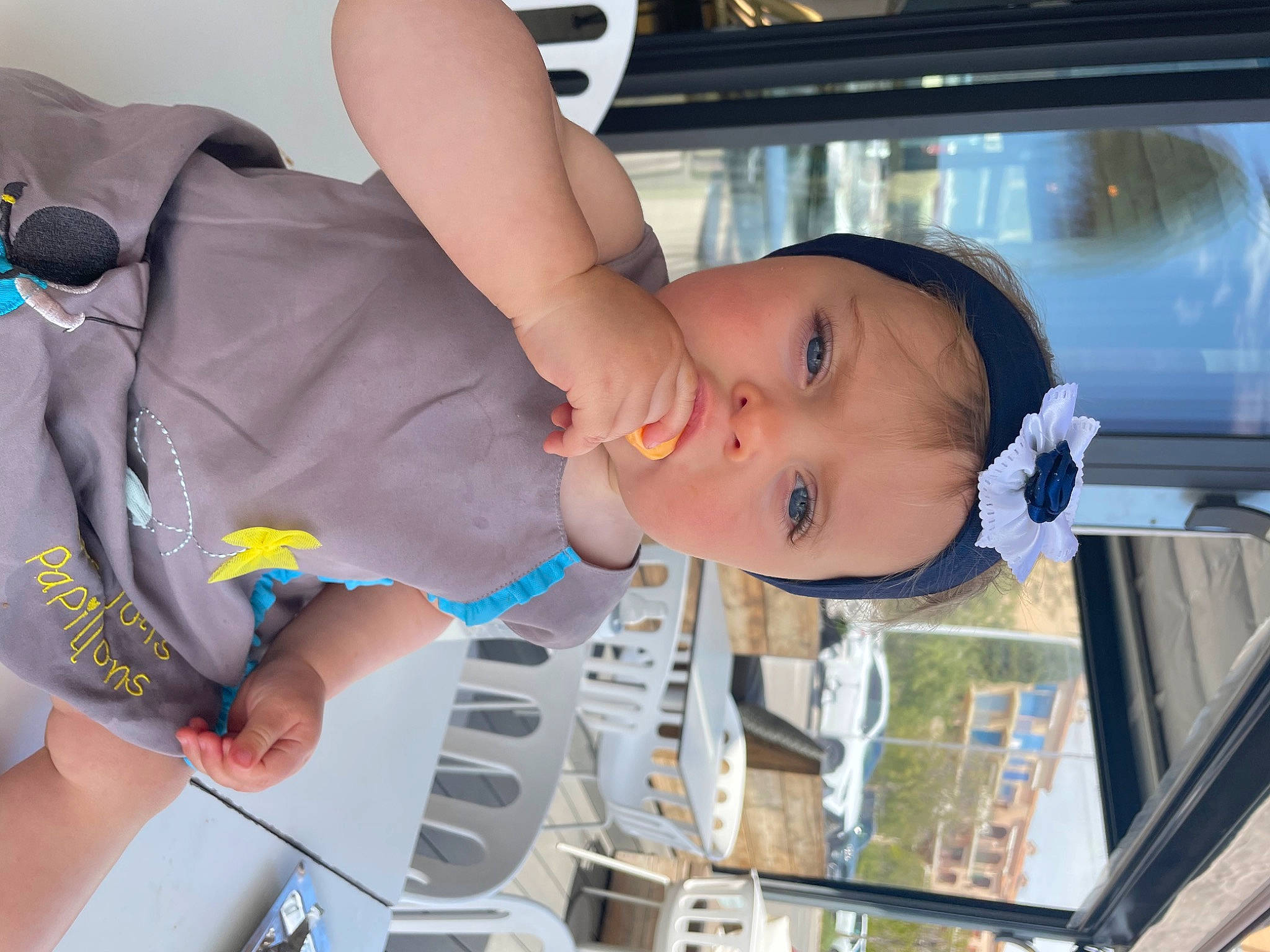 Emma a rejoint le concours — aidez-le/la à gagner de superbes lots ! automotive_exterior, baby, baby_products, baby_toddler_clothing, car_seat, chest, child, fun, hairstyle, headwear, human_leg, mouth, nail, nose, person, smile, thigh, toddler, vehicle_door, water