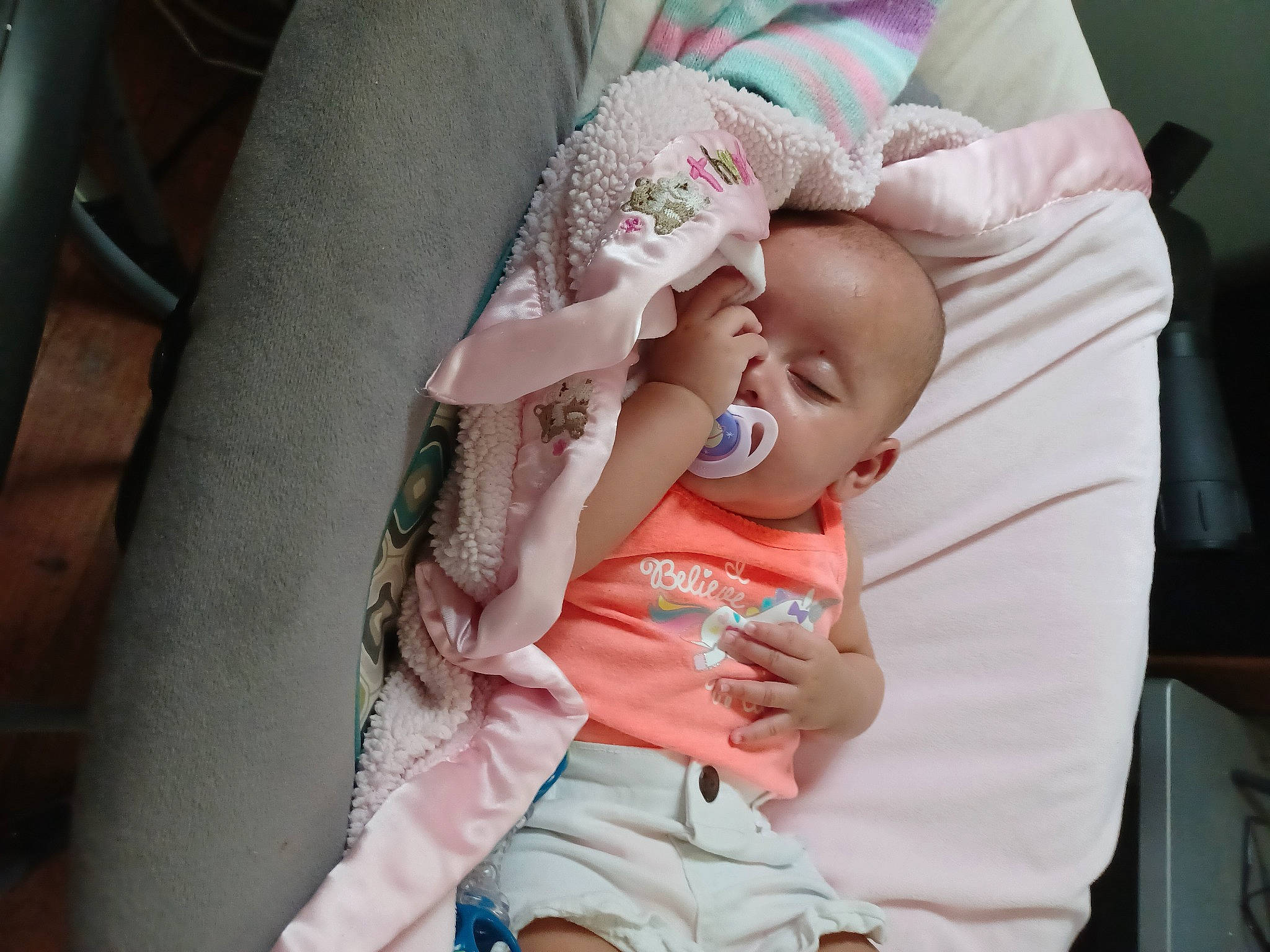 Fenyx is registered to the contest to win money with this photo: arm, baby, baby_carriage, baby_toddler_clothing, cheek, comfort, face, finger, gesture, hand, head, human_body, lip, mouth, person, pink, product, seat_belt, skin, textile