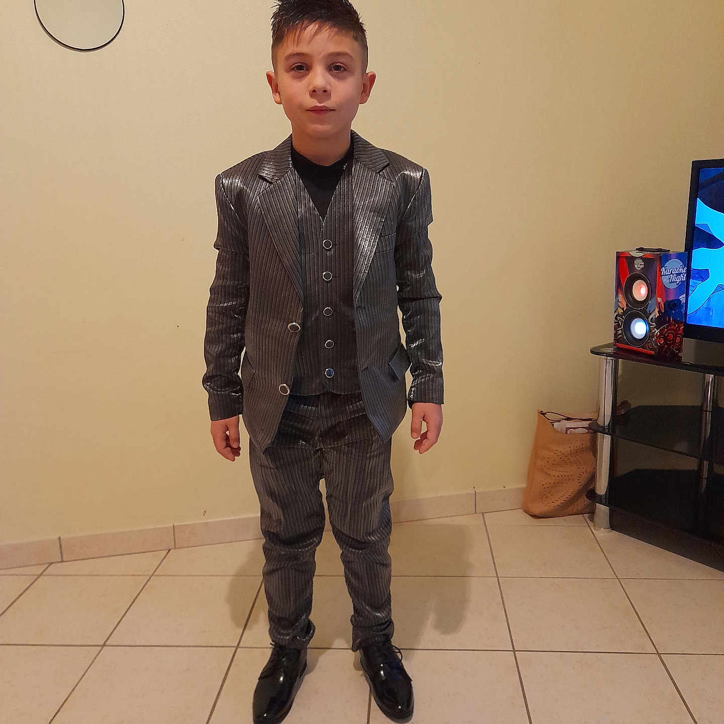Naime participe au concours pour gagner de l'argent avec cette photo : accessories, bag, blazer, boy, child, clothing, coat, computerhardware, electronics, footwear, formalwear, handbag, hardware, jacket, male, monitor, person, screen, shoe, tv