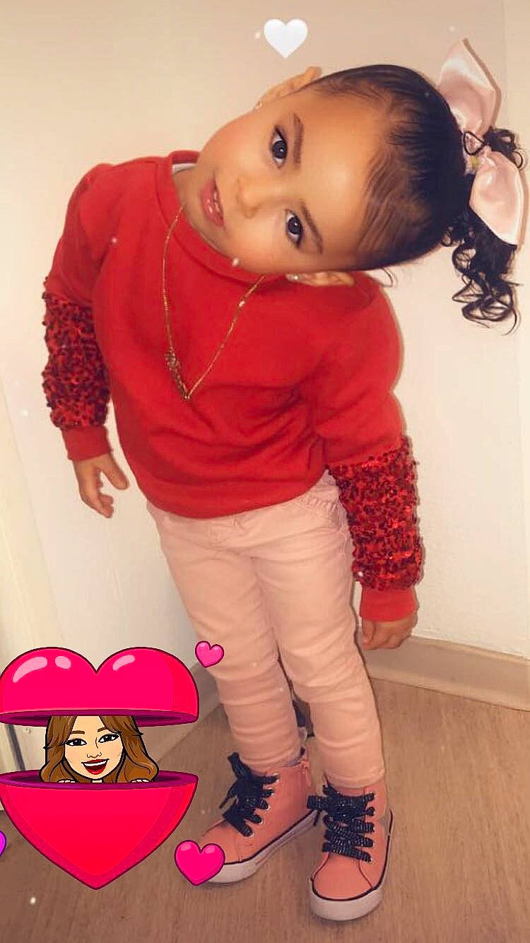 Estelle a rejoint le concours — aidez-le/la à gagner de superbes lots ! active_pants, baby, baby_toddler_clothing, child_model, costume_accessory, earrings, fashion_design, hair_tie, lip, person, pink, red, sleeve, sock