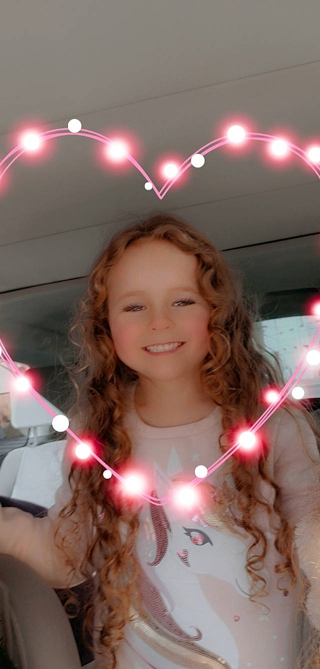 Lynna a rejoint le concours — aidez-le/la à gagner de superbes lots ! beauty, cool, event, flash_photography, fun, hairstyle, happy, jewellery, joy, light, lip, muscle, organ, party_supply, person, photograph, pink, smile, snapshot, space