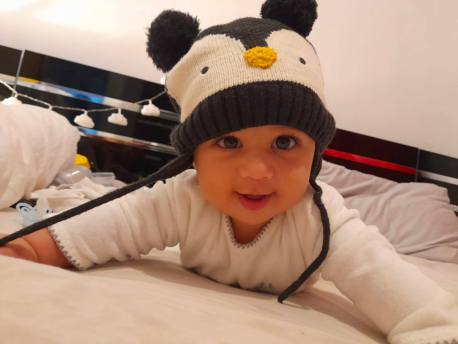 Adam participe au concours pour gagner de l'argent avec cette photo : baby, baseball_cap, beanie, cap, child, comfort, eye, face, fun, fur, happy, headwear, knit_cap, mammal, person, personal_protective_equipment, plush, room, smile, stuffed_toy