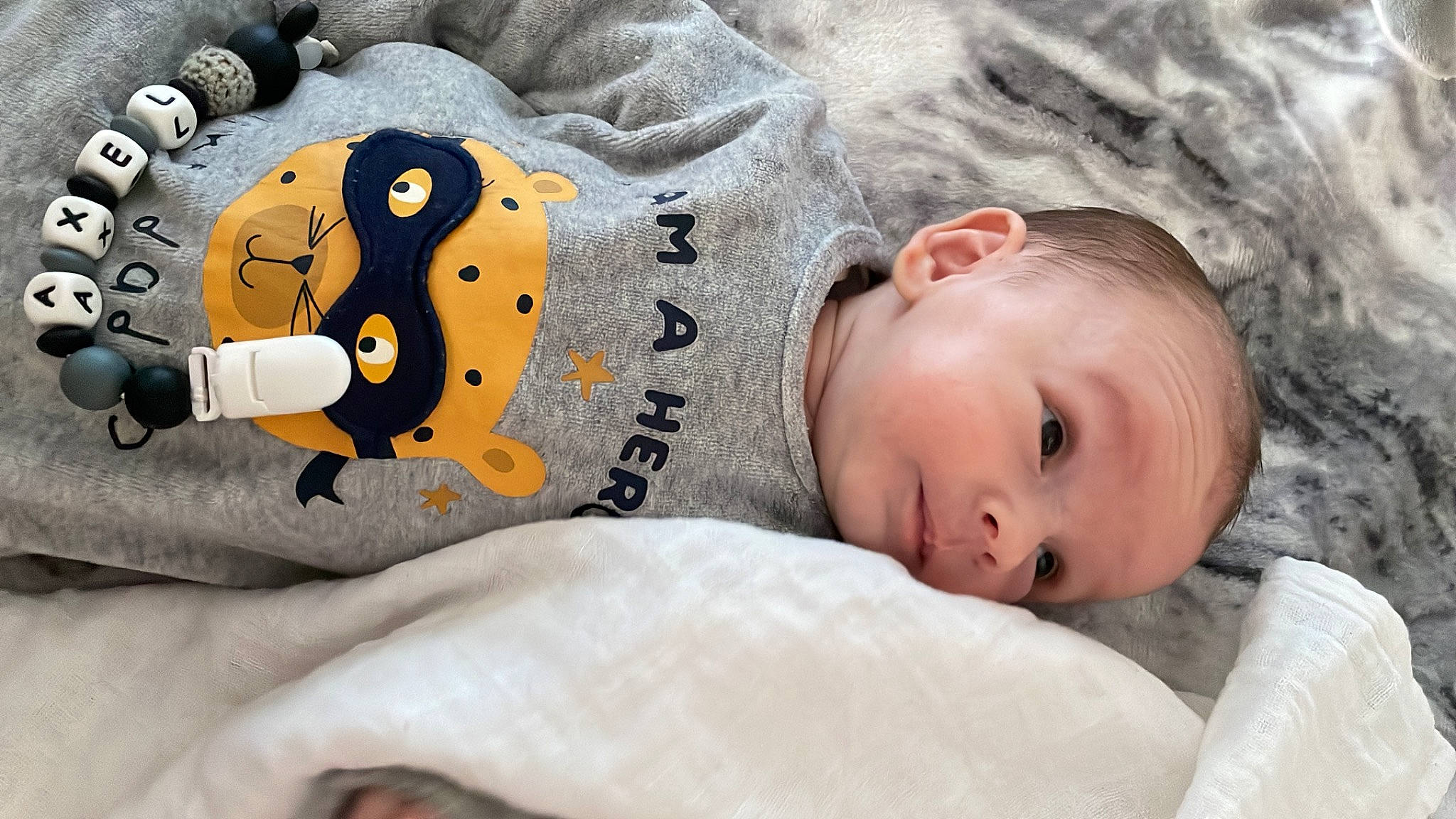 Axel participe au concours pour gagner de l'argent avec cette photo : baby, baby_products, baby_sleeping, baby_toddler_clothing, bed, bedding, bedtime, child, comfort, facial_expression, head, linens, pattern, person, personal_protective_equipment, room, sleeve, stuffed_toy, toddler, toy
