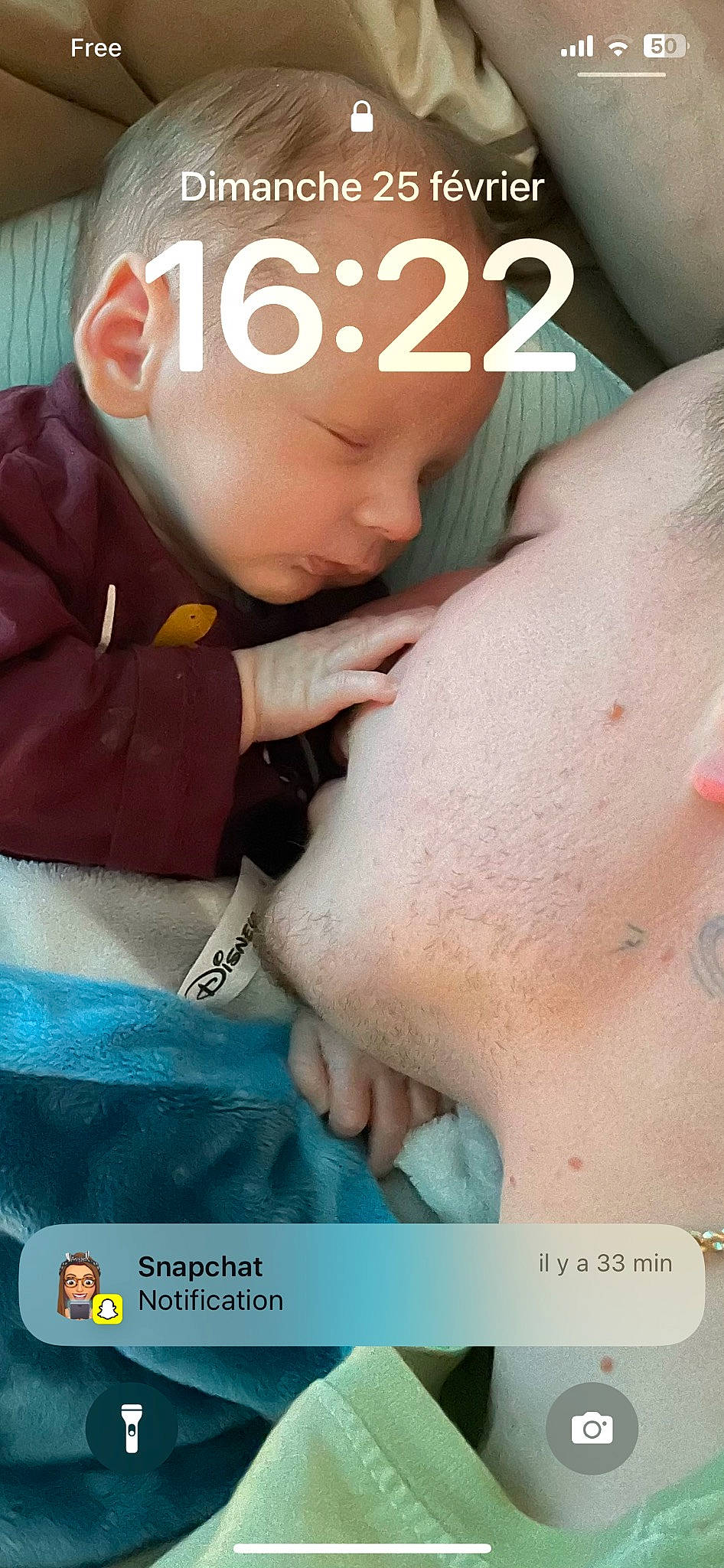 Axel participe au concours pour gagner de l'argent avec cette photo : arm, baby, baby_toddler_clothing, cheek, child, eyebrow, eyelash, finger, font, forehead, gesture, hand, happy, headwear, human, mouth, nail, nose, person, skin