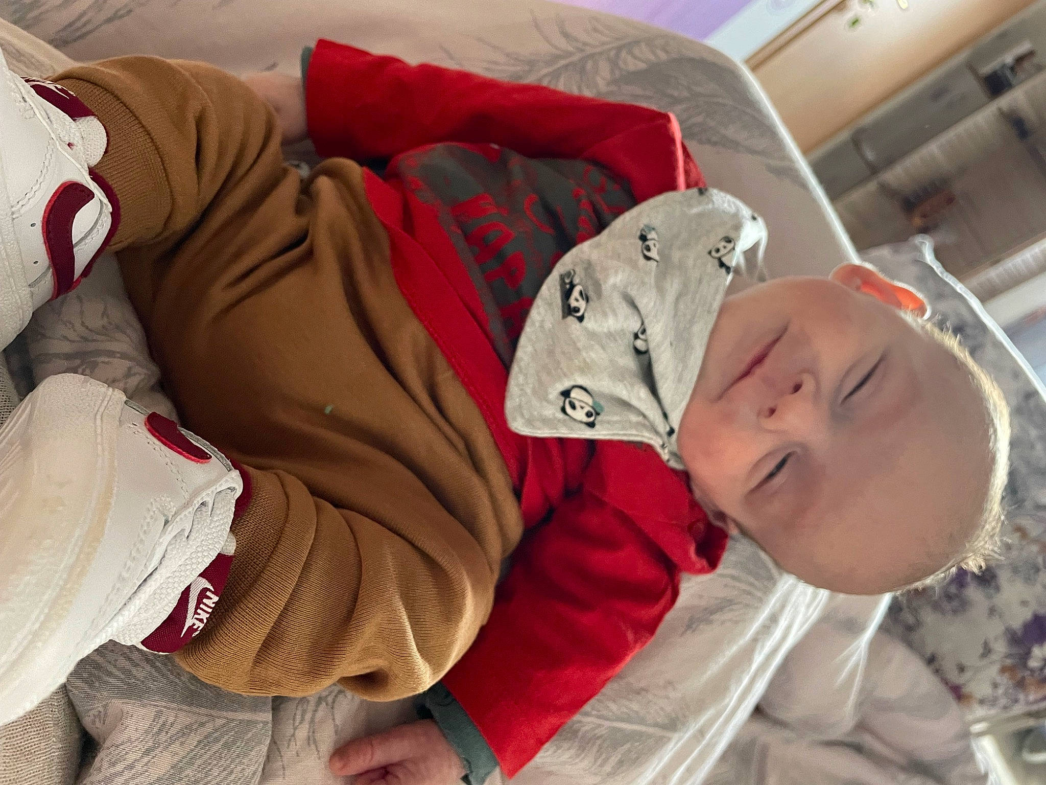 Axel a rejoint le concours — aidez-le/la à gagner de superbes lots ! baby, baby_products, baby_safety, baby_sleeping, baby_toddler_clothing, bedding, carmine, child, comfort, linens, nap, pattern, person, room, sitting, sleep, sleeve, textile, toddler, white