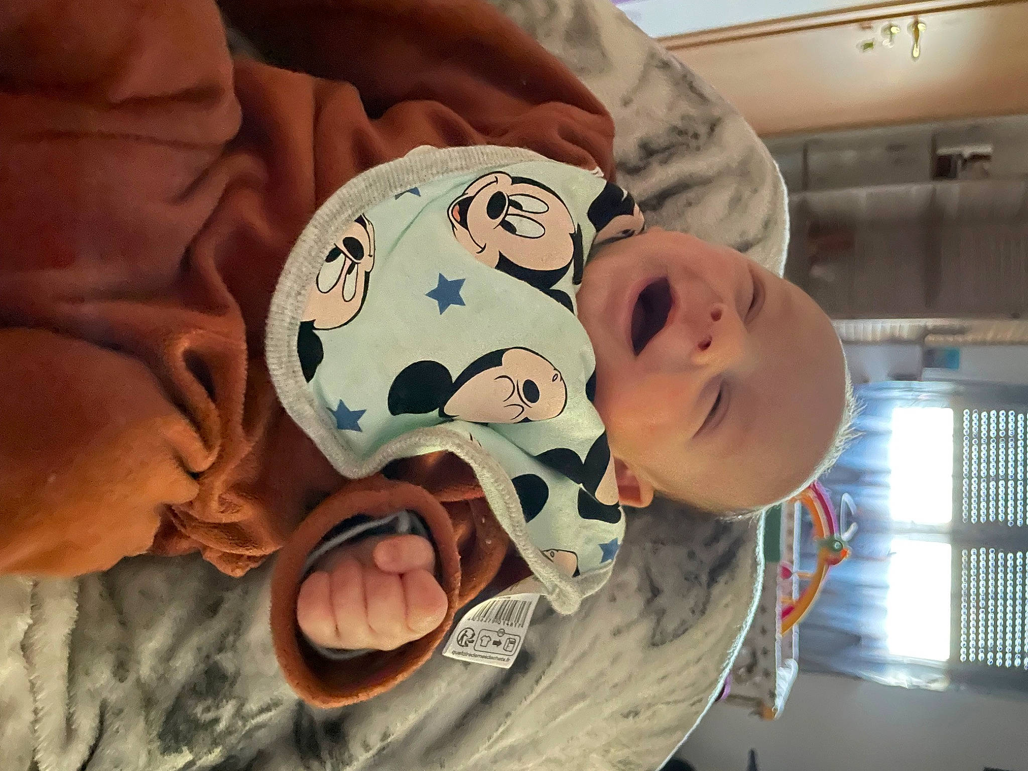 Axel a rejoint le concours — aidez-le/la à gagner de superbes lots ! baby, baby_toddler_clothing, bedtime, carmine, cheek, child, comfort, fun, happy, hat, linens, mouth, person, personal_protective_equipment, room, smile, toddler, window