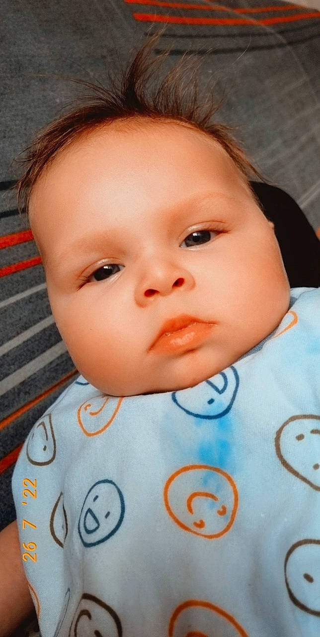 Maé a rejoint le concours — aidez-le/la à gagner de superbes lots ! baby, baby_toddler_clothing, bib, cheek, chin, cool, ear, eyebrow, eyelash, forehead, hairstyle, happy, iris, lip, mouth, neck, nose, person, skin, sleeve