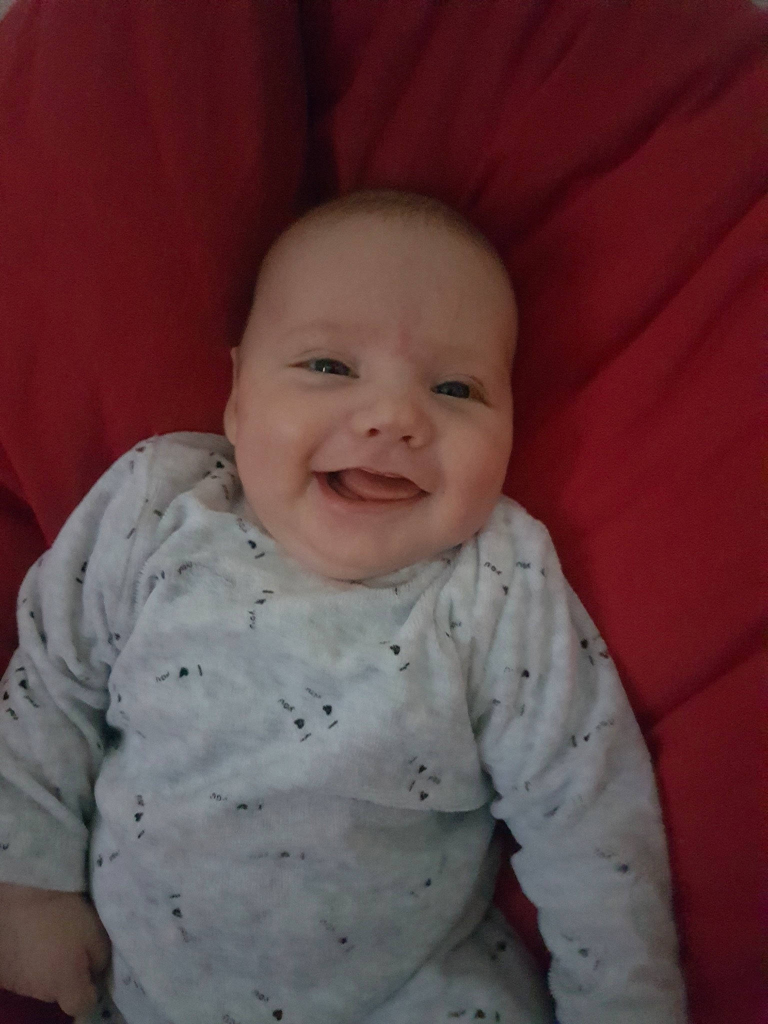 Mélodie a rejoint le concours — aidez-le/la à gagner de superbes lots ! baby, cheek, child, chin, eye, face, facial_expression, forehead, head, iris, joy, laugh, lip, mouth, nose, person, red, sitting, skin, smile