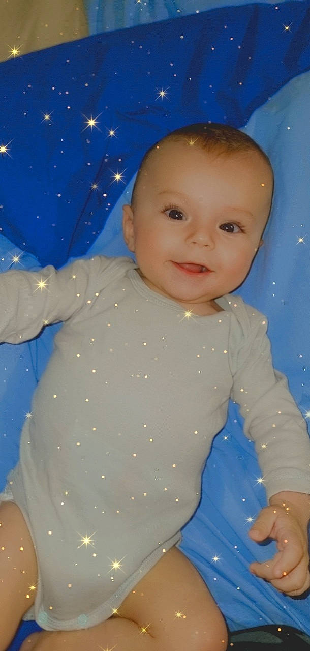 Ylan a rejoint le concours — aidez-le/la à gagner de superbes lots ! arm, azure, baby_toddler_clothing, blue, cheek, cool, eye, face, facial_expression, hair, happy, human, organ, person, product, skin, sleeve, smile, standing, textile