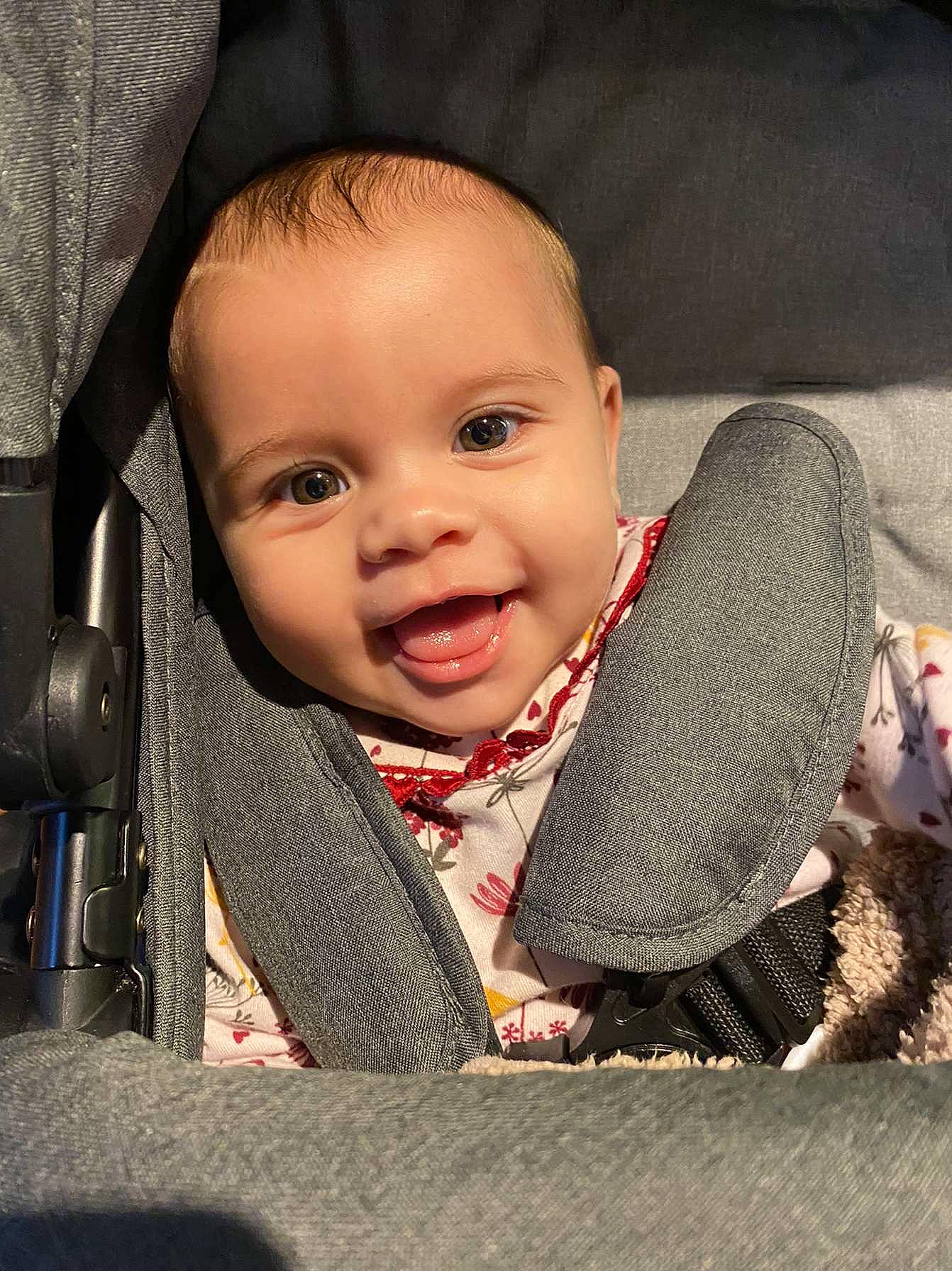 Mya a rejoint le concours — aidez-le/la à gagner de superbes lots ! baby, baby_carriage, baby_products, baby_toddler_clothing, cheek, child, comfort, flash_photography, flooring, fun, happy, iris, lip, mouth, nose, person, sitting, skin, smile, toddler