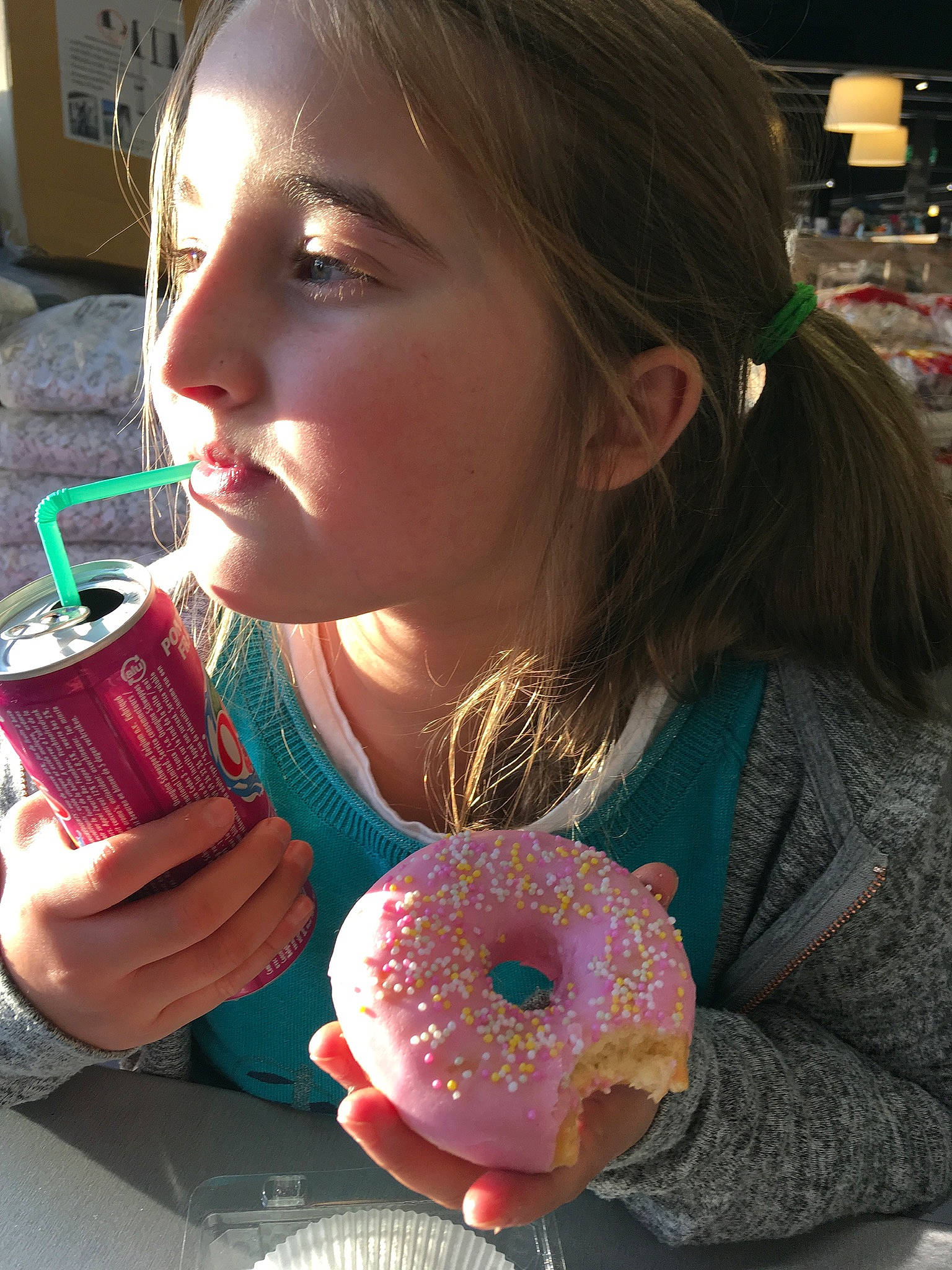 Marina participe au concours pour gagner de l'argent avec cette photo : doughnut, drinking, eating, food, food_craving, mouth, person, sweetness